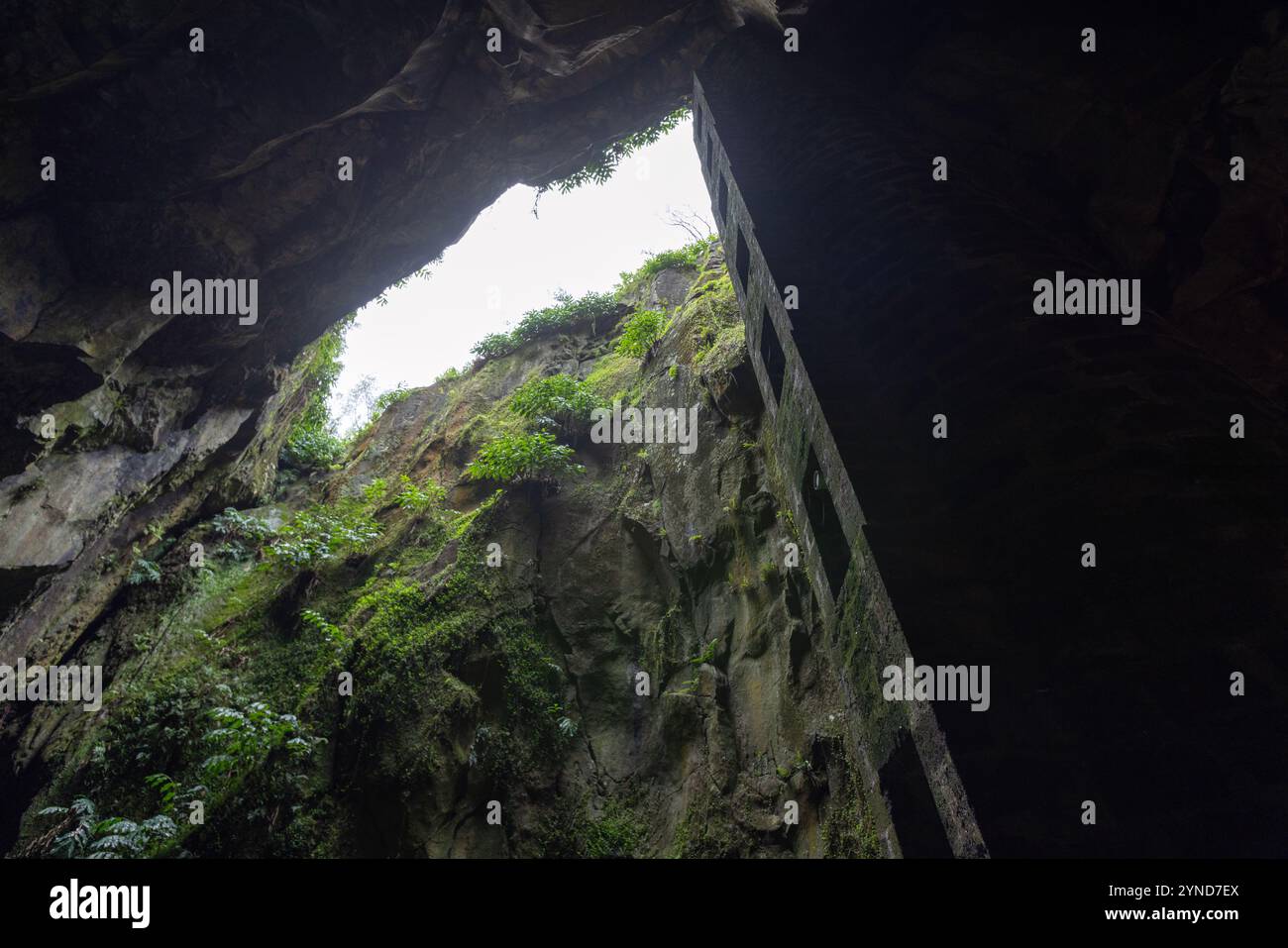 Die Furna do Enxofre, die sich im südöstlichen Teil der Caldeira da Ilha Graciosa auf der Insel Graciosa auf den Azoren befindet, ist eine beeindruckende Lavahöhle. Stockfoto