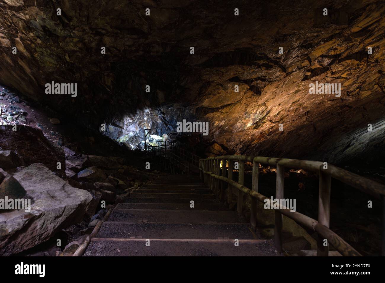 Die Furna do Enxofre, die sich im südöstlichen Teil der Caldeira da Ilha Graciosa auf der Insel Graciosa auf den Azoren befindet, ist eine beeindruckende Lavahöhle. Stockfoto