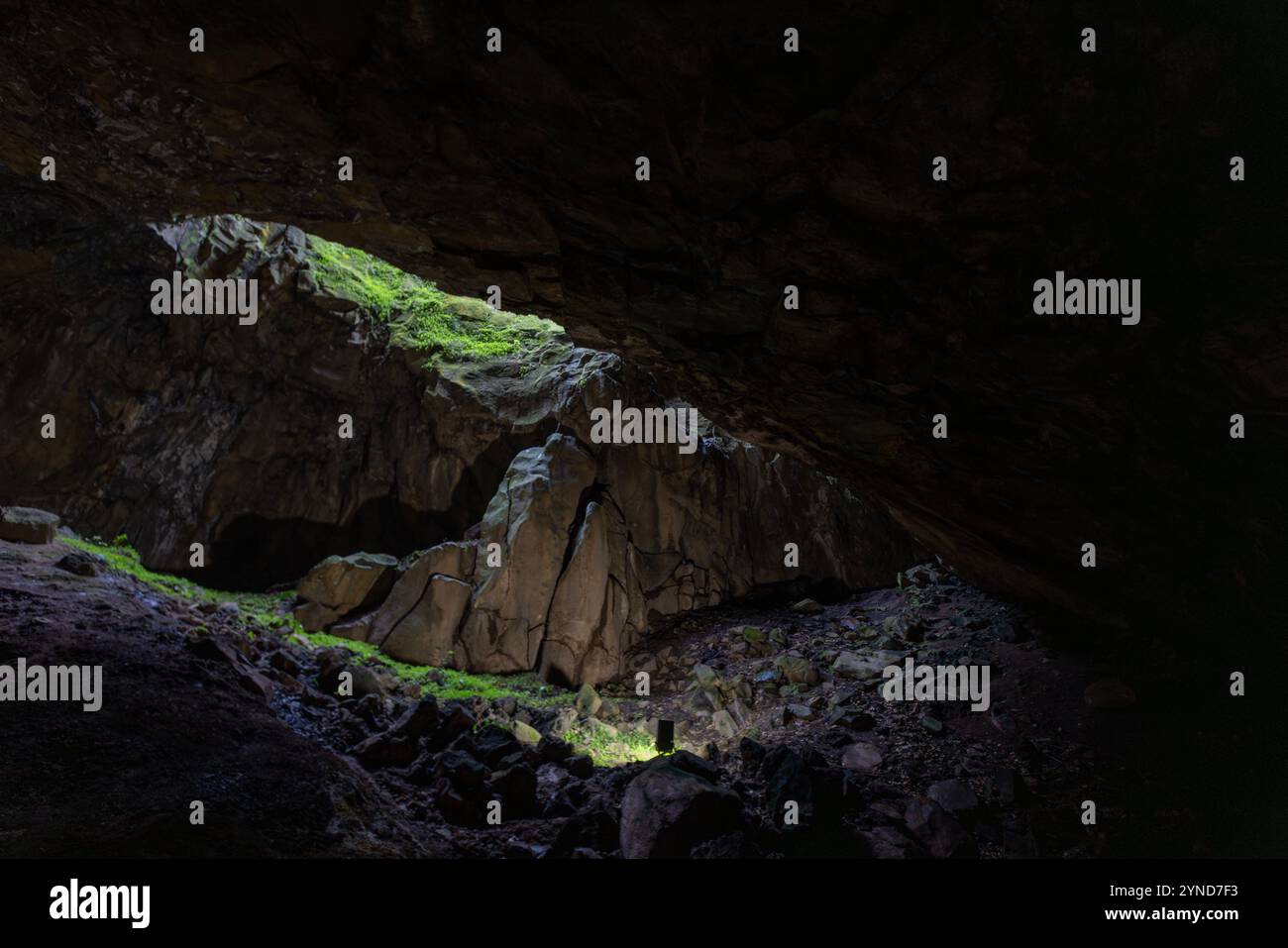 Die Furna do Enxofre, die sich im südöstlichen Teil der Caldeira da Ilha Graciosa auf der Insel Graciosa auf den Azoren befindet, ist eine beeindruckende Lavahöhle. Stockfoto