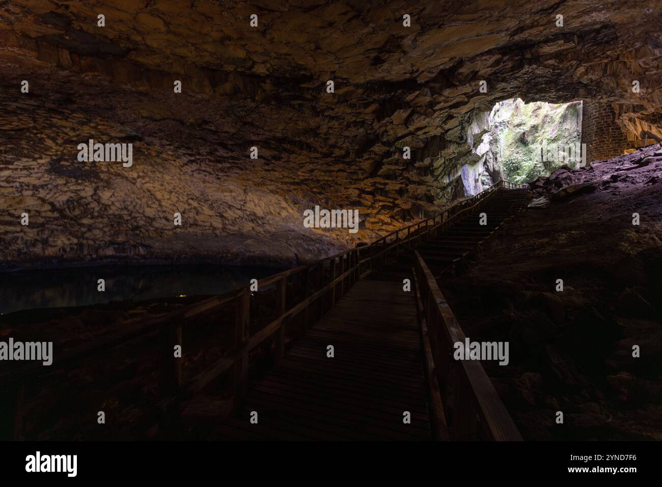Die Furna do Enxofre, die sich im südöstlichen Teil der Caldeira da Ilha Graciosa auf der Insel Graciosa auf den Azoren befindet, ist eine beeindruckende Lavahöhle. Stockfoto