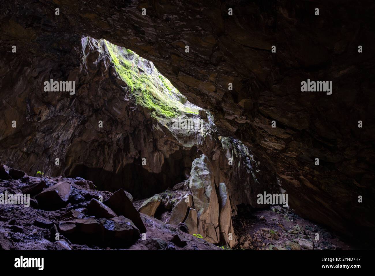 Die Furna do Enxofre, die sich im südöstlichen Teil der Caldeira da Ilha Graciosa auf der Insel Graciosa auf den Azoren befindet, ist eine beeindruckende Lavahöhle. Stockfoto