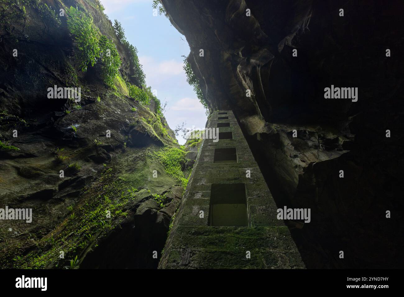 Die Furna do Enxofre, die sich im südöstlichen Teil der Caldeira da Ilha Graciosa auf der Insel Graciosa auf den Azoren befindet, ist eine beeindruckende Lavahöhle. Stockfoto