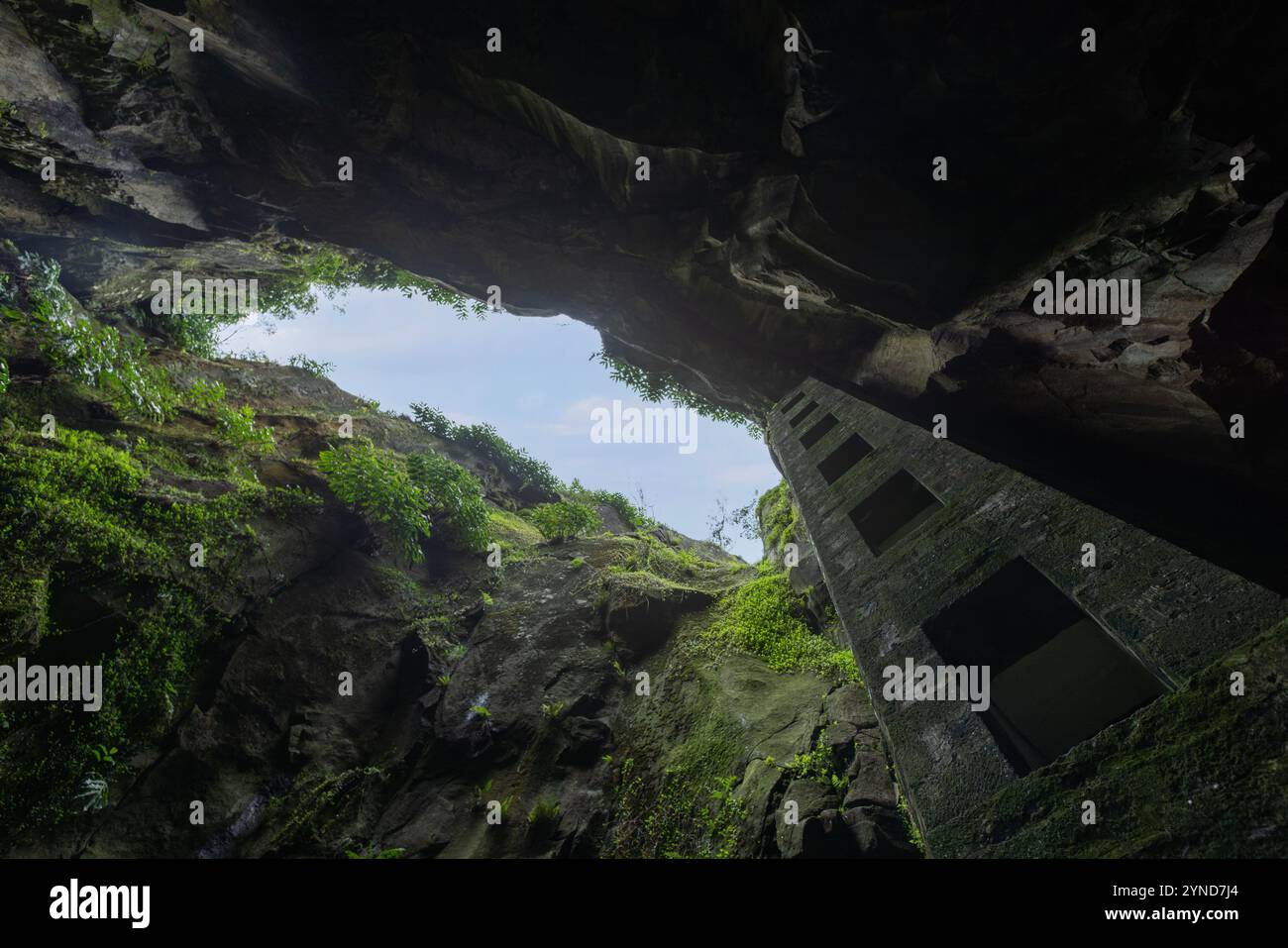 Die Furna do Enxofre, die sich im südöstlichen Teil der Caldeira da Ilha Graciosa auf der Insel Graciosa auf den Azoren befindet, ist eine beeindruckende Lavahöhle. Stockfoto