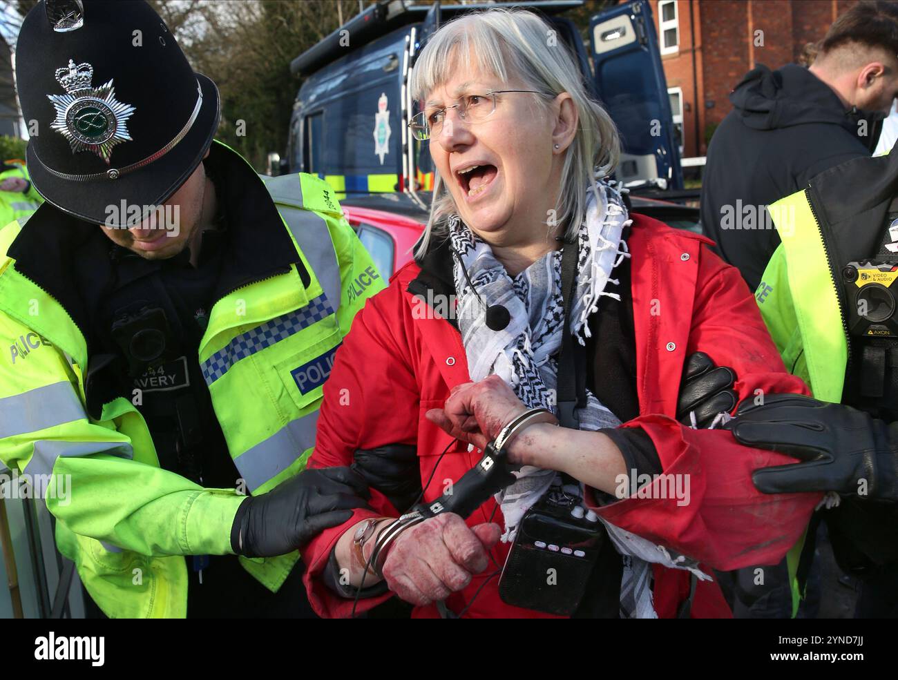 Shenstone, England, Großbritannien. November 2024. Ein Aktivist wird in Handschellen weggeführt, schreiend, nachdem er aus seinem Auto entlassen wurde. Demonstranten blockieren beide Straßenzugänge zum Standort der UAV-Motoren. Elbit Systems, das dem israelischen Waffenhersteller gehört, stellt Motoren für die Drohnen der Hermes-Serie her, die vom israelischen Militär in Gaza und anderswo eingesetzt werden. Palestine Action ist entschlossen, Elbit und seine Partnerunternehmen durch regelmäßige Proteste und direkte Aktionen unerbittlich ins Visier zu nehmen und ihnen Geschäfte in Großbritannien unmöglich zu machen. Quelle: ZUMA Press, Inc./Alamy Live News Stockfoto