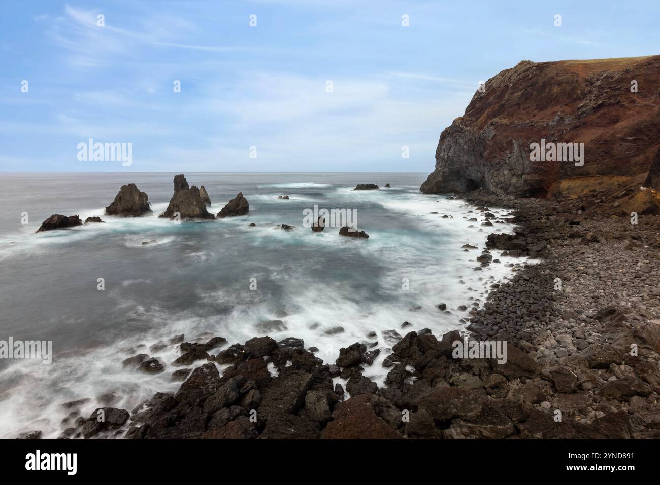 Der Fischerhafen Porto Afonso liegt in einer kleinen Bucht auf der Insel Graciosa auf den Azoren, die von einem etwa 100 m hohen und bröckelnden vulkanischen cli geschützt ist Stockfoto