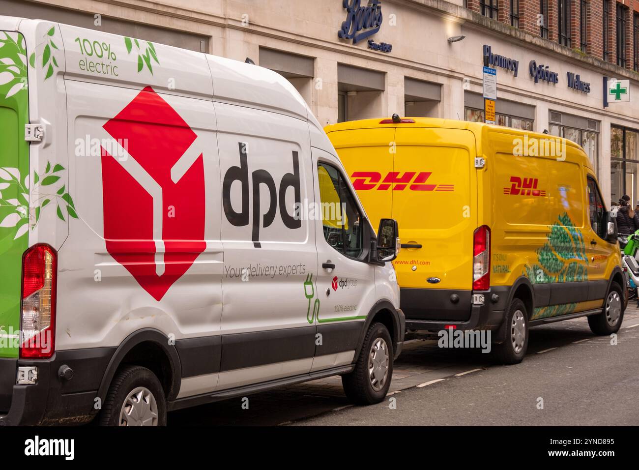LONDON – 21. NOVEMBER 2024: DPD und DHL Kurierlieferwagen parken auf der Londoner Straße Stockfoto