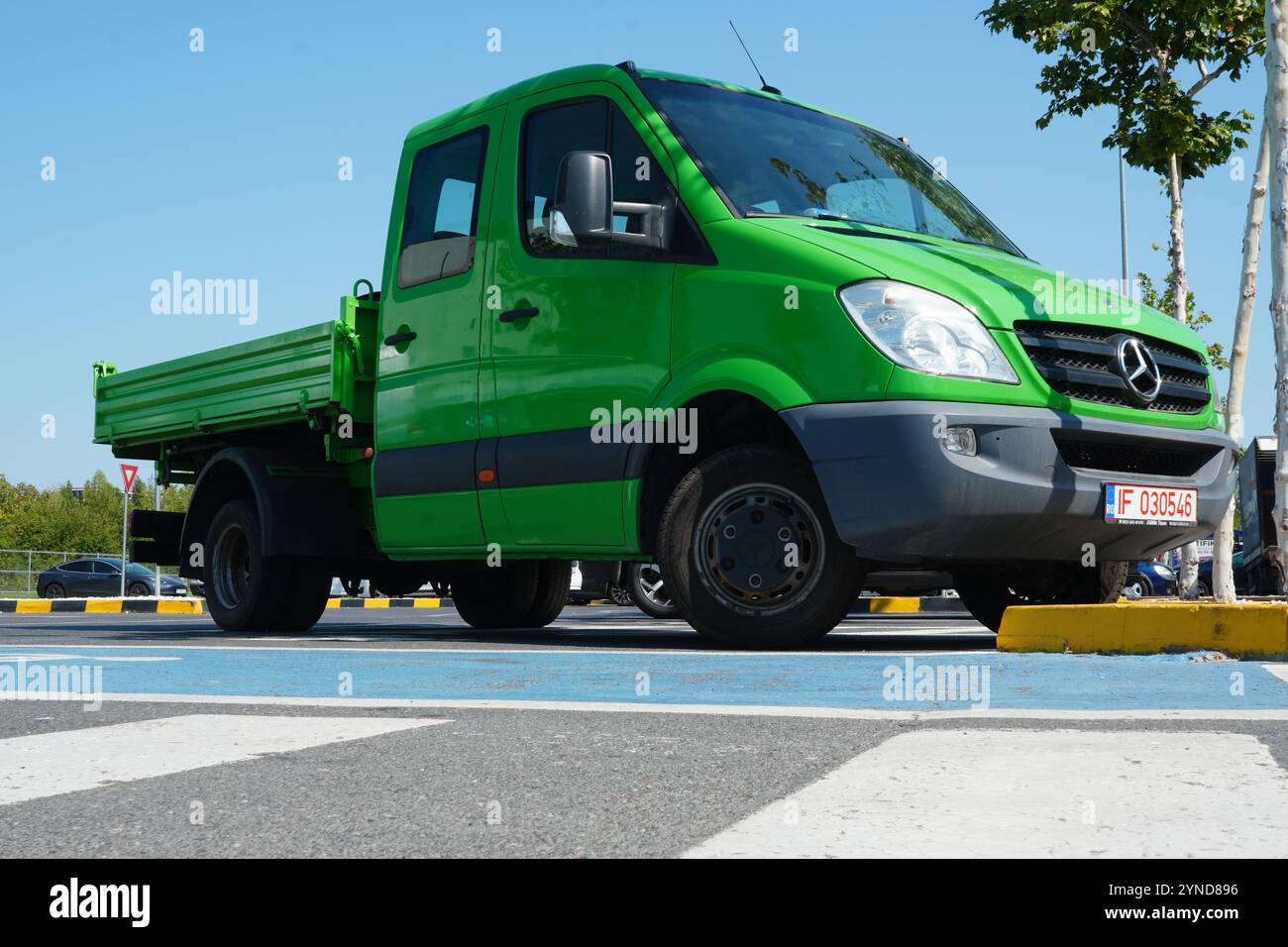 Bukarest, Rumänien – 14. August 2024: Grüner Mercedes-Pickup auf dem Parkplatz des Baustoffhypermarktes Stockfoto