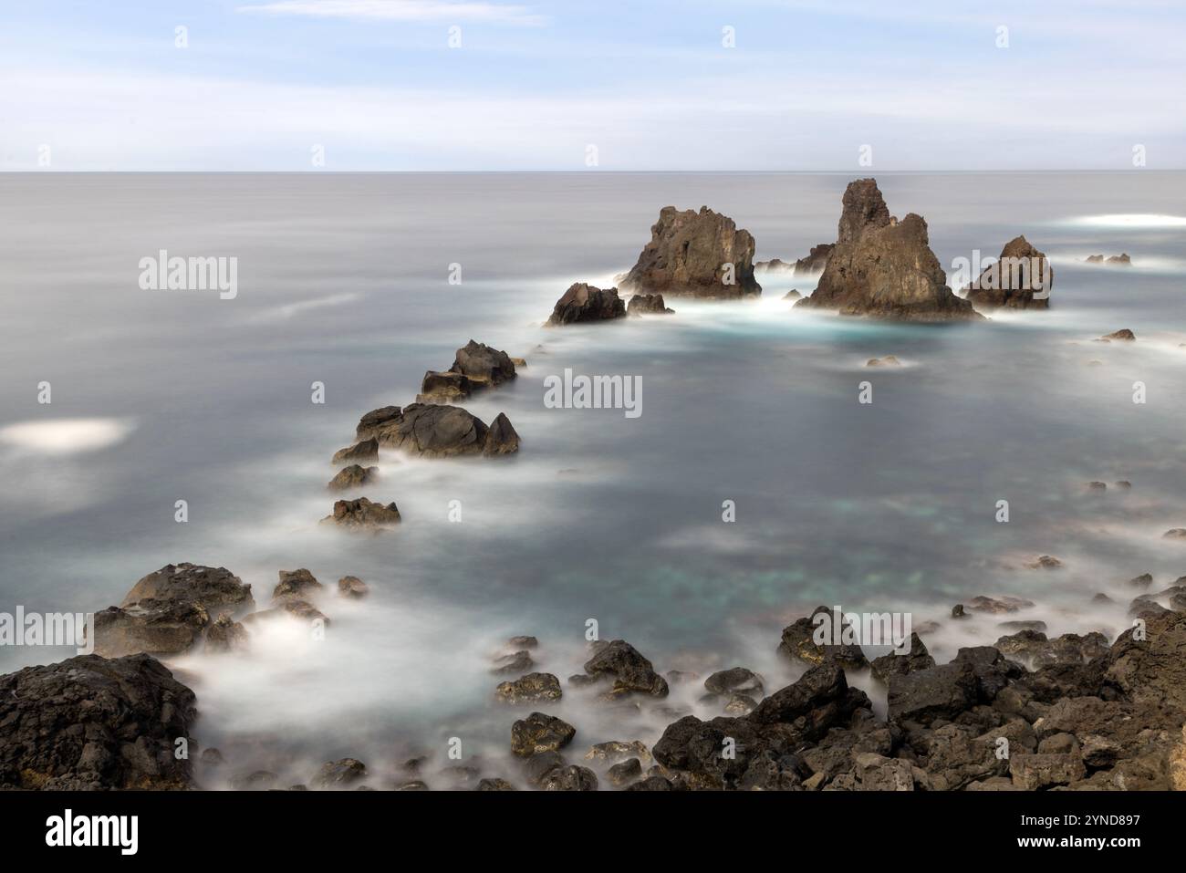Der Fischerhafen Porto Afonso liegt in einer kleinen Bucht auf der Insel Graciosa auf den Azoren, die von einem etwa 100 m hohen und bröckelnden vulkanischen cli geschützt ist Stockfoto