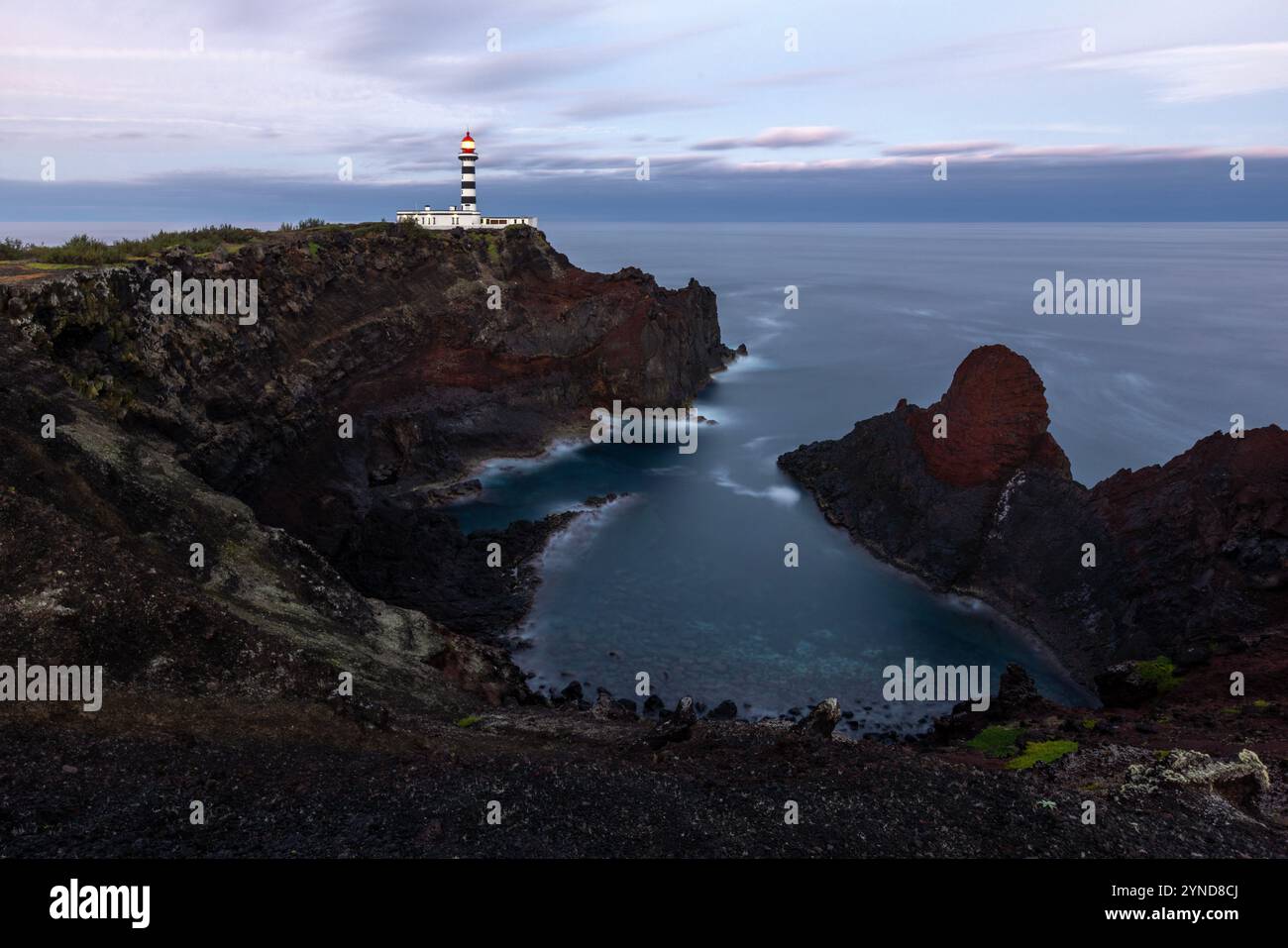 Am nordwestlichen Rand der Insel Graciosa steht der malerische Leuchtturm Ponta da Barca neben einer Reihe von Meeresstapeln und Inselchen, darunter eine Stockfoto