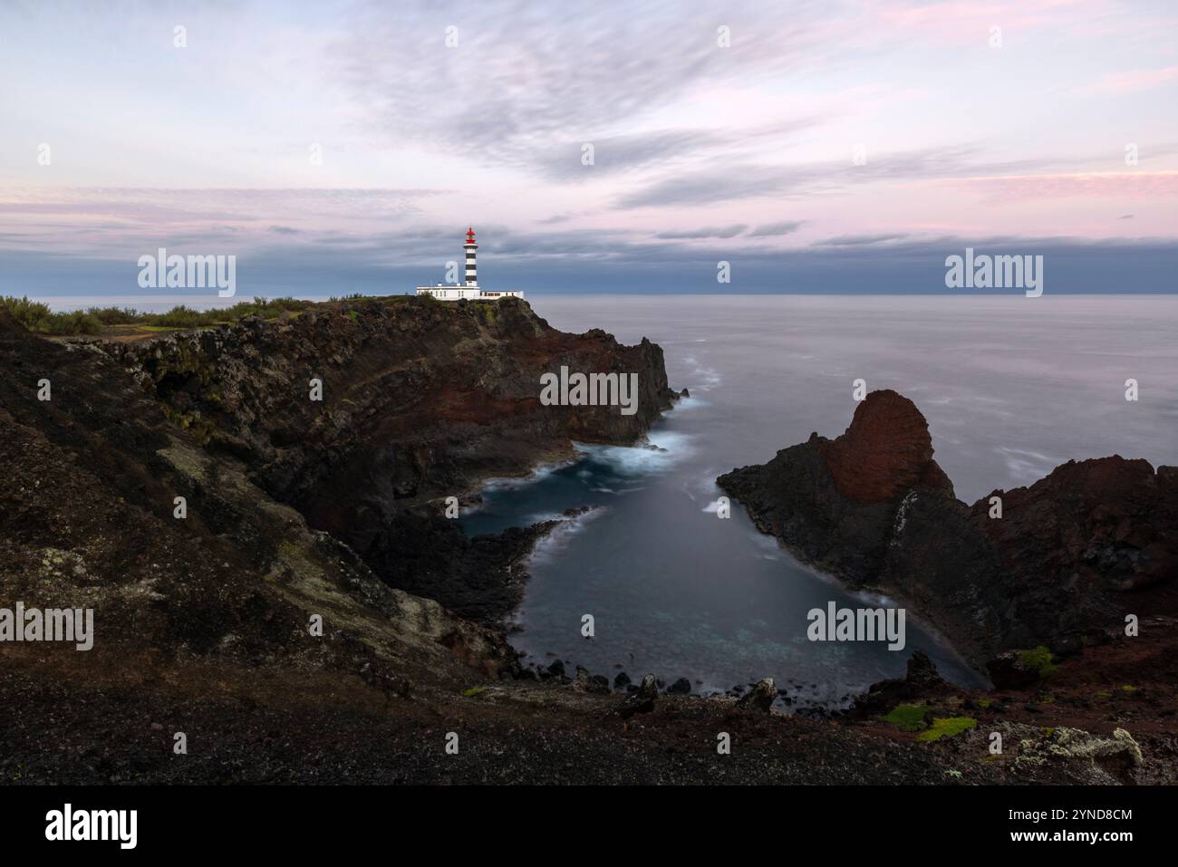 Am nordwestlichen Rand der Insel Graciosa steht der malerische Leuchtturm Ponta da Barca neben einer Reihe von Meeresstapeln und Inselchen, darunter eine Stockfoto