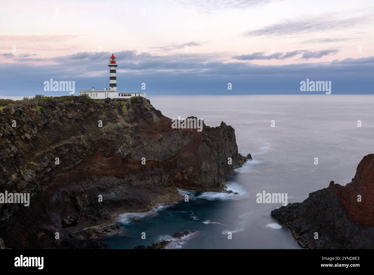 Am nordwestlichen Rand der Insel Graciosa steht der malerische Leuchtturm Ponta da Barca neben einer Reihe von Meeresstapeln und Inselchen, darunter eine Stockfoto