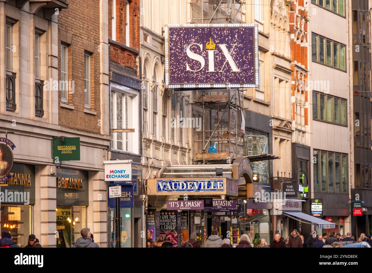 LONDON – 21. NOVEMBER 2024: SIX im Vaudeville Theatre – britische Musikkomödie im Stil eines Popkonzerts Stockfoto