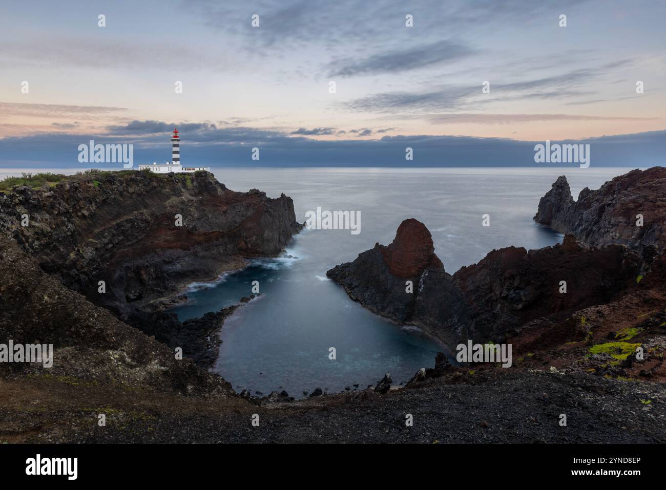 Am nordwestlichen Rand der Insel Graciosa steht der malerische Leuchtturm Ponta da Barca neben einer Reihe von Meeresstapeln und Inselchen, darunter eine Stockfoto