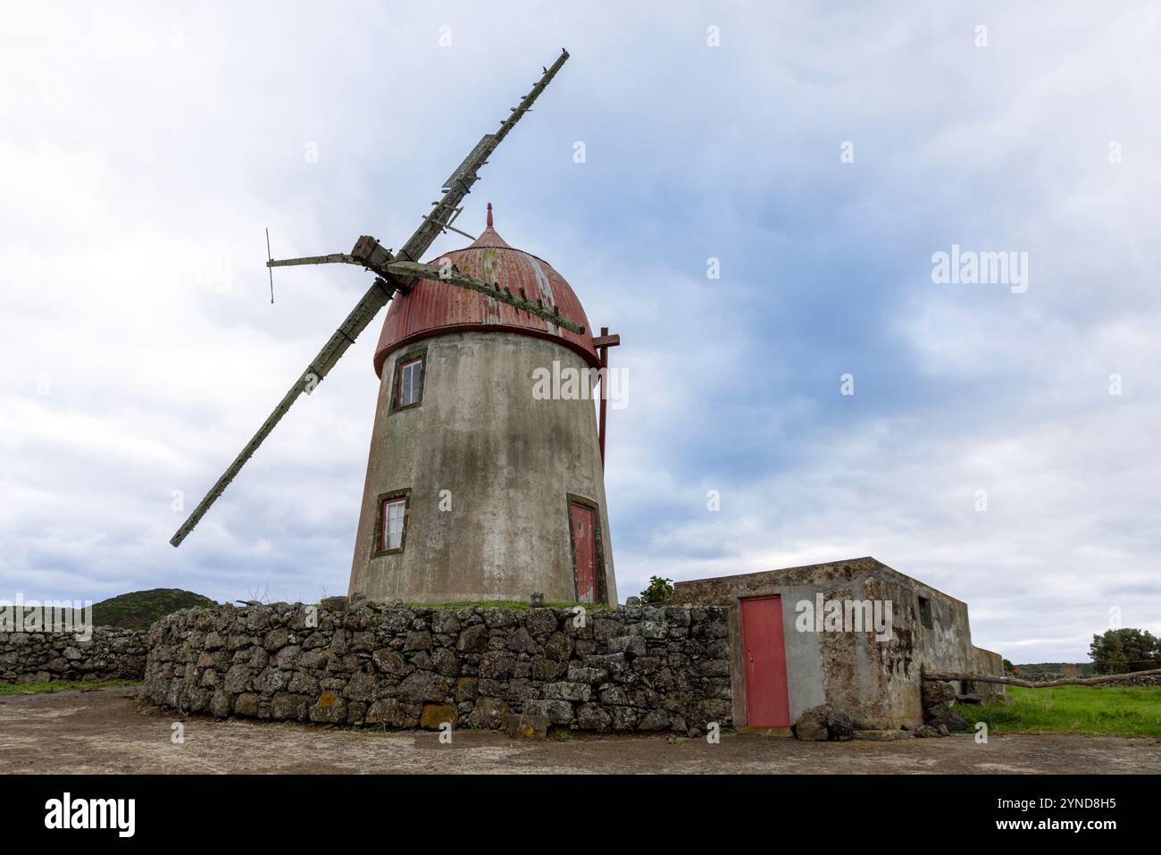 Moinho de vento do Manuel da Rita ist eine alte Windmühle im kleinen Dorf Vitoria auf der Insel Graciosa auf den Azoren. Stockfoto