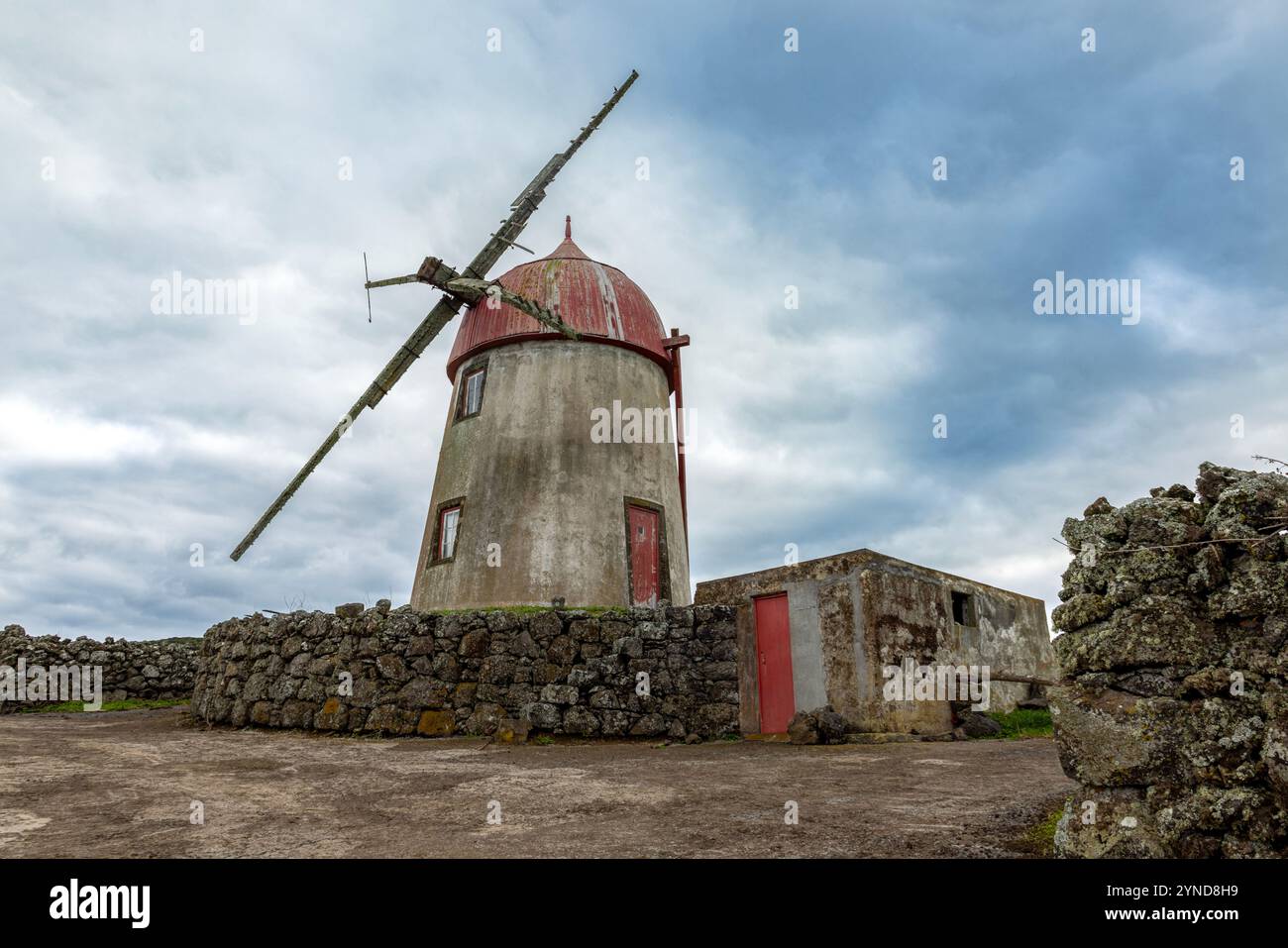 Moinho de vento do Manuel da Rita ist eine alte Windmühle im kleinen Dorf Vitoria auf der Insel Graciosa auf den Azoren. Stockfoto