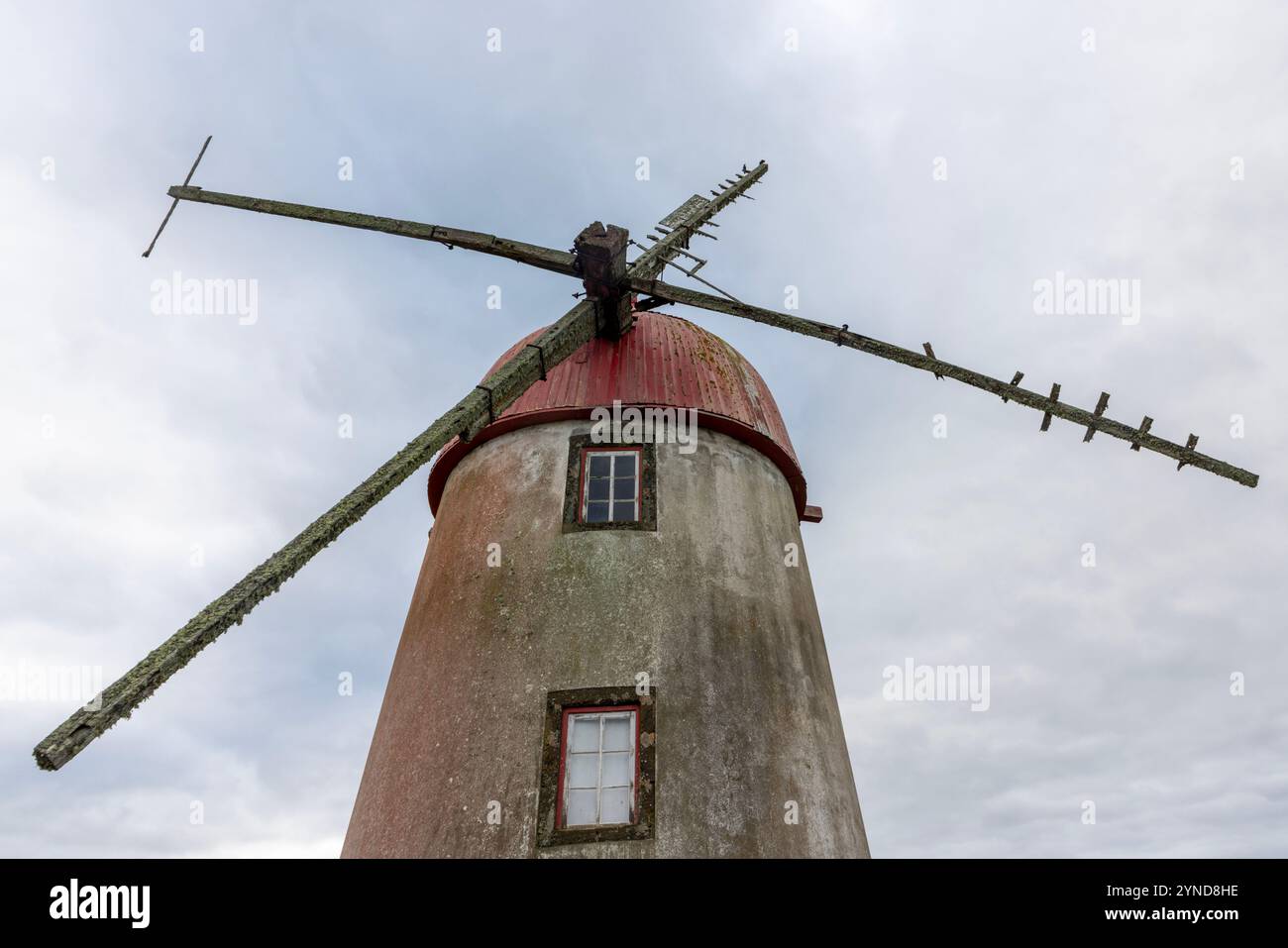 Moinho de vento do Manuel da Rita ist eine alte Windmühle im kleinen Dorf Vitoria auf der Insel Graciosa auf den Azoren. Stockfoto
