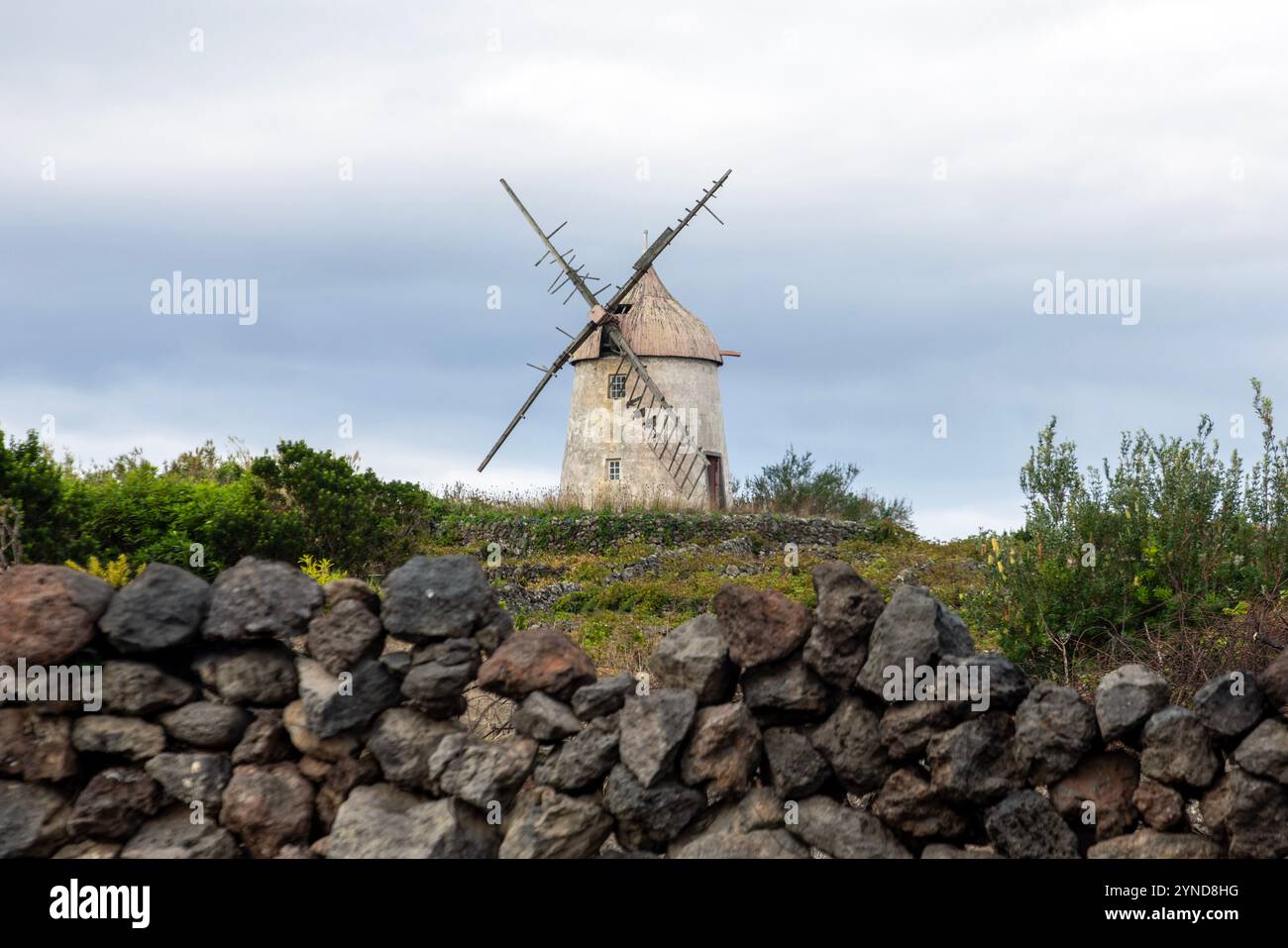 Moinho do Rei ist eine alte Windmühle in den Vororten von Santa Cruz da Graciosa auf der Insel Graciosa auf den Azoren. Stockfoto