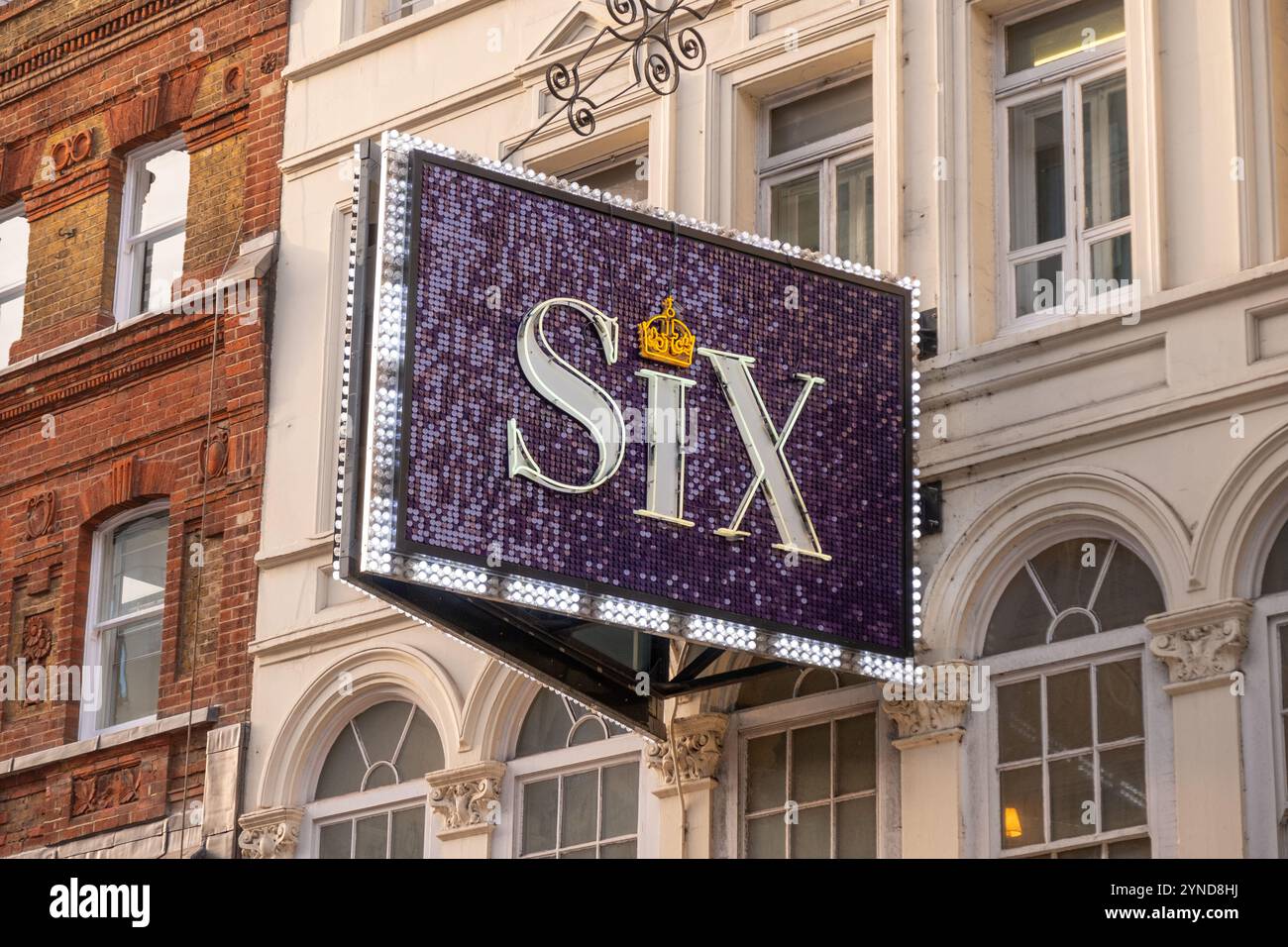 LONDON – 21. NOVEMBER 2024: SIX im Vaudeville Theatre – britische Musikkomödie im Stil eines Popkonzerts Stockfoto