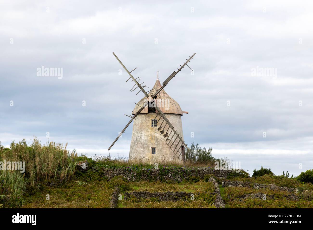 Moinho do Rei ist eine alte Windmühle in den Vororten von Santa Cruz da Graciosa auf der Insel Graciosa auf den Azoren. Stockfoto