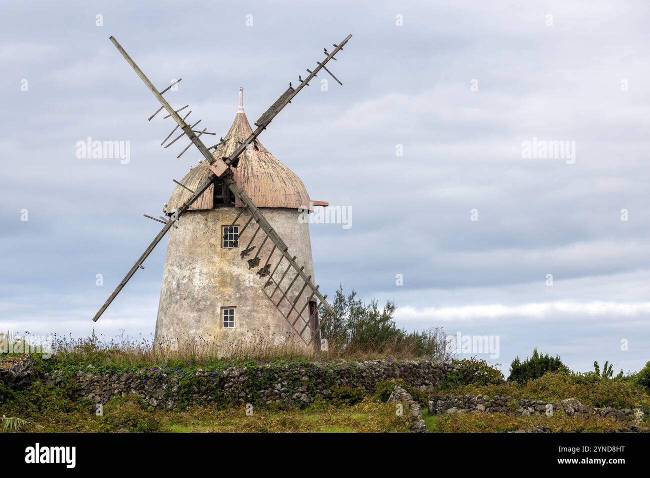 Moinho do Rei ist eine alte Windmühle in den Vororten von Santa Cruz da Graciosa auf der Insel Graciosa auf den Azoren. Stockfoto