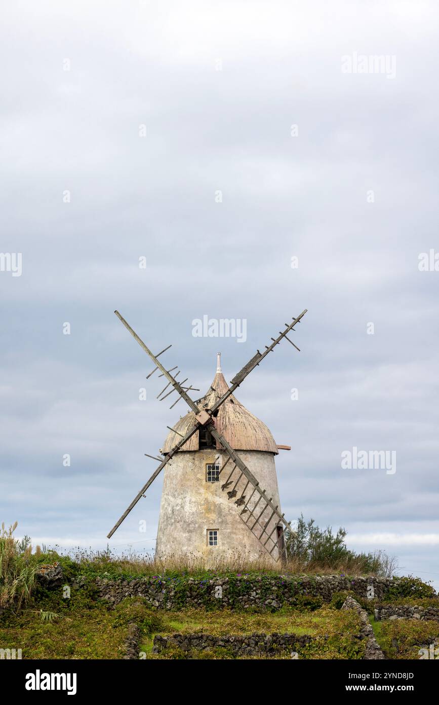 Moinho do Rei ist eine alte Windmühle in den Vororten von Santa Cruz da Graciosa auf der Insel Graciosa auf den Azoren. Stockfoto