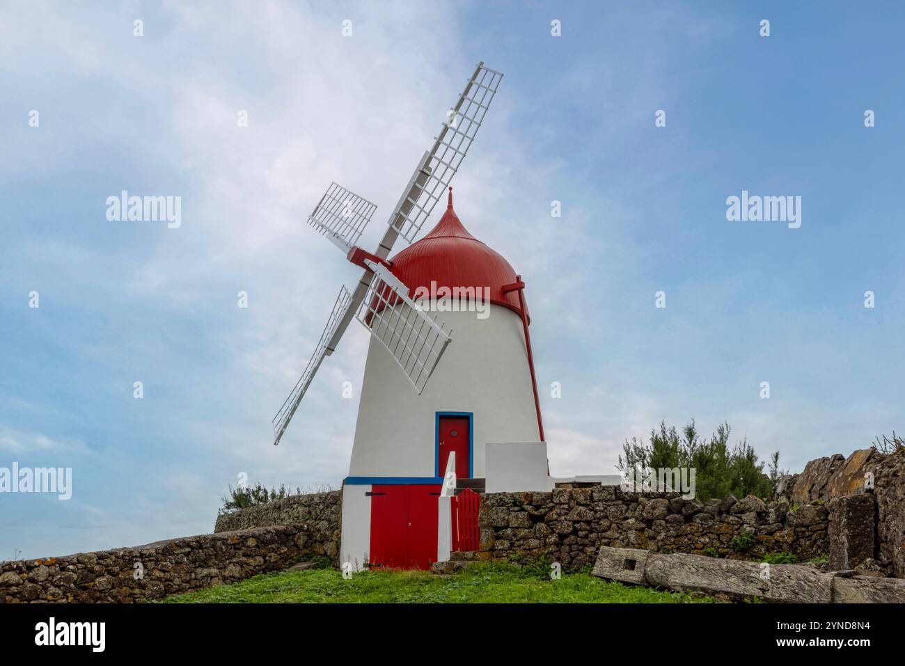 Die Windmühle am Pico das Mentiras blickt auf die Stadt Santa Cruz da Graciosa auf den Azoren. Stockfoto