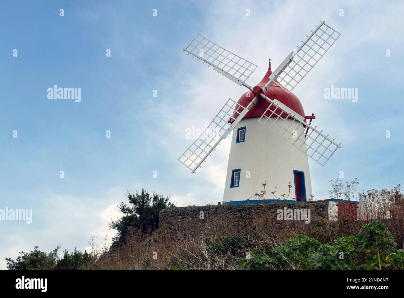 Die Windmühle am Pico das Mentiras blickt auf die Stadt Santa Cruz da Graciosa auf den Azoren. Stockfoto