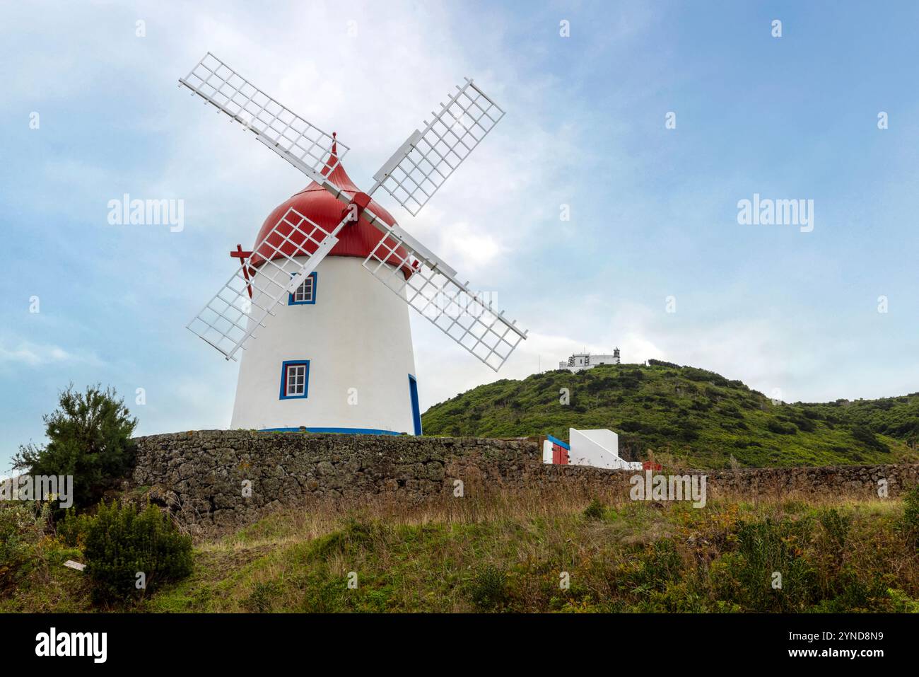 Die Windmühle am Pico das Mentiras blickt auf die Stadt Santa Cruz da Graciosa auf den Azoren. Stockfoto