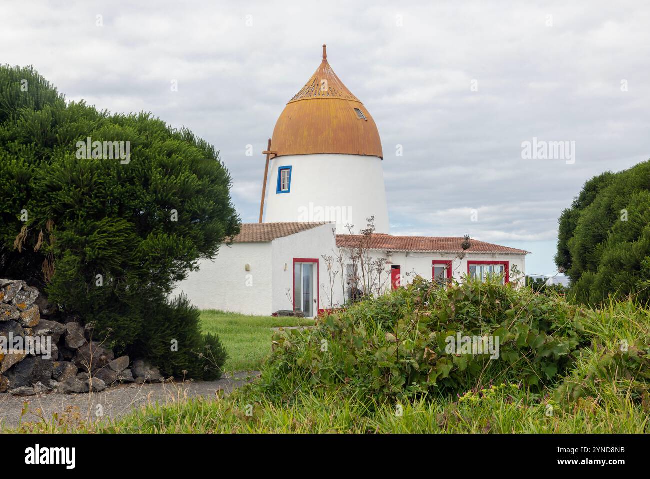 Die Windmühle am Pico das Mentiras blickt auf die Stadt Santa Cruz da Graciosa auf den Azoren. Stockfoto