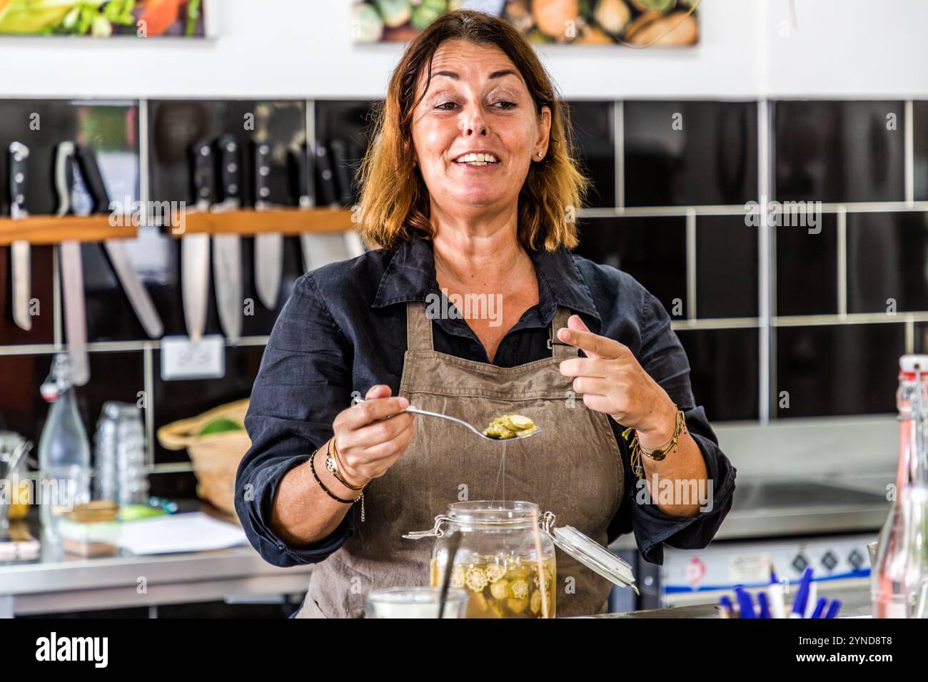 Karibischer Kochworkshop mit Küchenchef Helmi Smeulders. In Wasser gekochte Okra macht eine schleimige Suppe. Sie schmecken auch gut geröstet, und die Samen können zum Rösten eines Kaffeersatzmittels verwendet werden. Djonora Marthaweg, Kòrsou, Curacao, Curacao Stockfoto