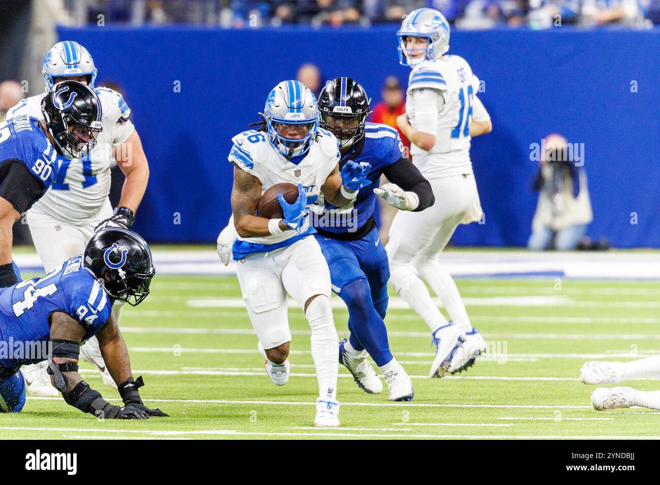 Indianapolis, Indiana, USA. November 2024. Detroit Lions Running Back Jahmyr Gibbs (26) läuft mit dem Ball während der NFL-Action gegen die Indianapolis Colts im Lucas Oil Stadium in Indianapolis, Indiana. John Mersits/CSM/Alamy Live News Stockfoto