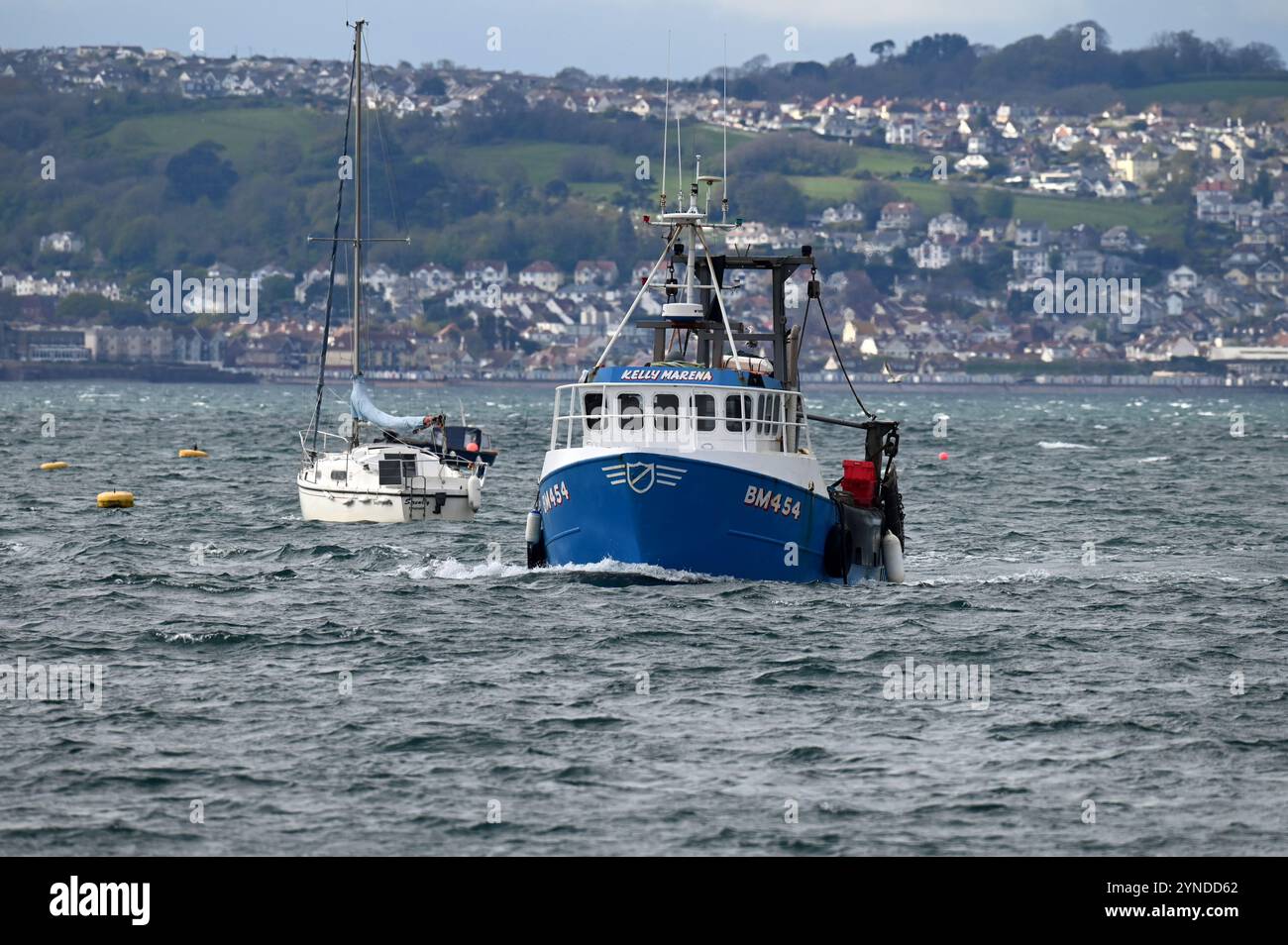 Ein Trawler, der nach Brixham zurückkehrt, von einem hoffentlich fruchtbaren Ausflug auf das Meer Stockfoto
