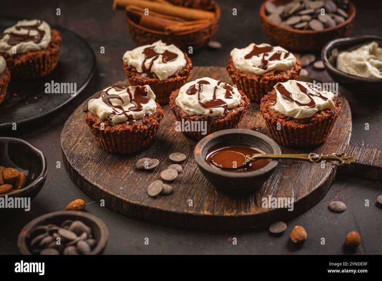 Hausgemachte glutenfreie Mandelcupcakes mit Frischkäsezuckerguss und Schokoladenganage Stockfoto