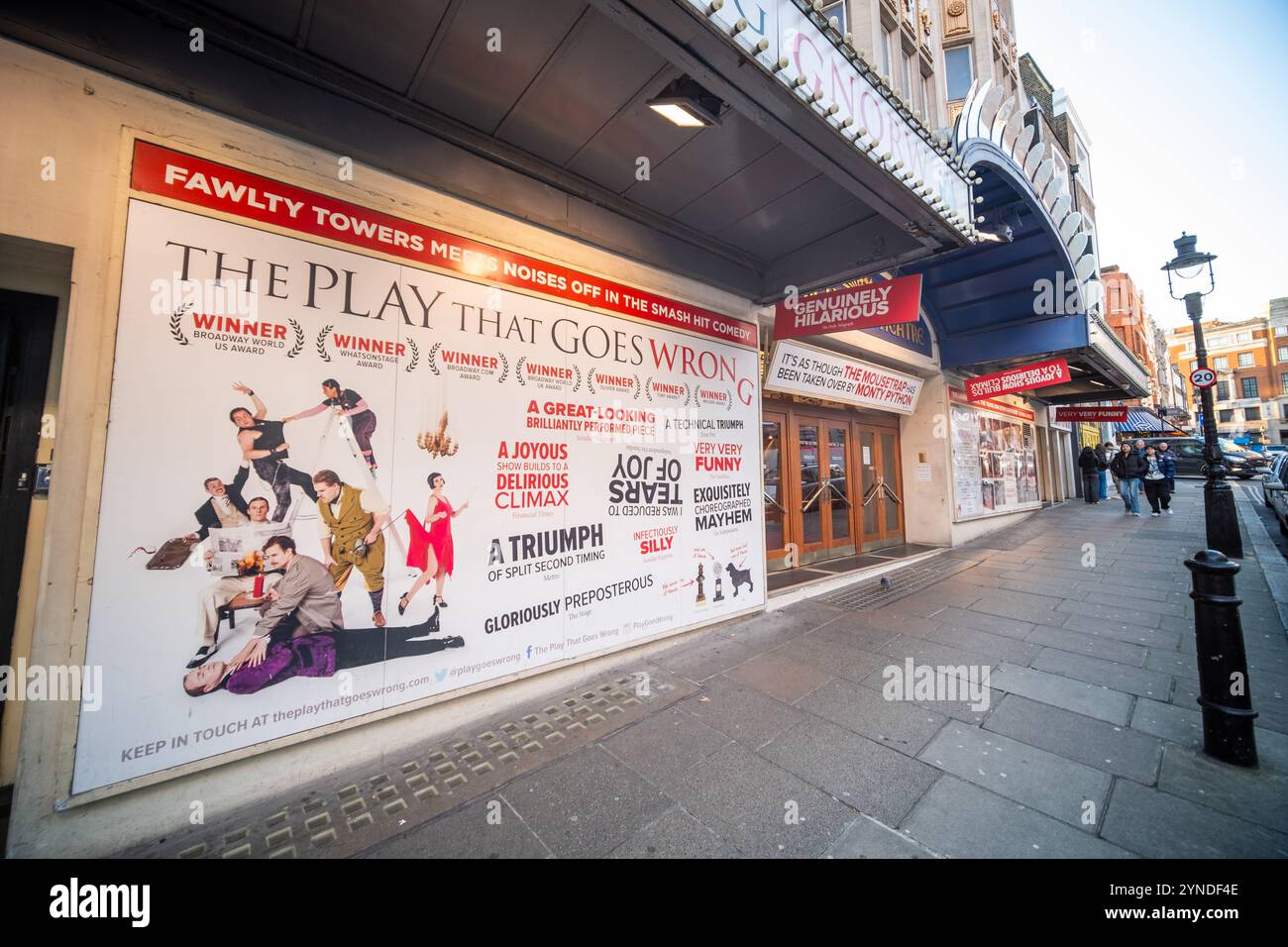 LONDON – 21. NOVEMBER 2024: Das Duchess Theatre befindet sich in der Catherine Street im Londoner West End und zeigt derzeit das Stück, das schief geht Stockfoto