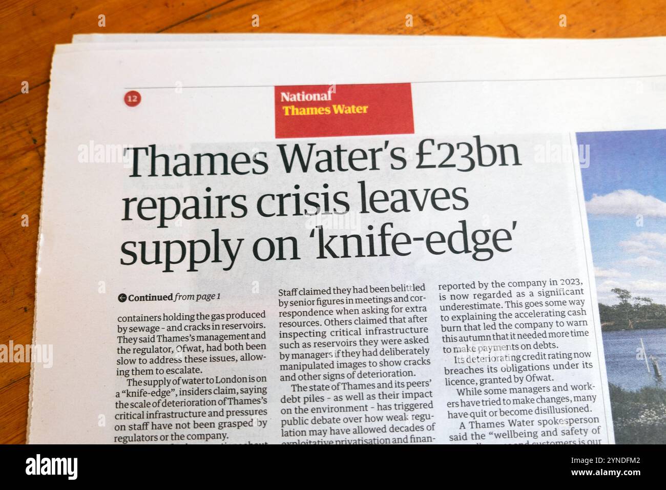 "Thames Waters 23 Milliarden Pfund Reparaturen Krise hinterlässt Nachschub in der Zeitung 'Knife' Guardian Schlagzeilen artikel 18 November 2024 London Großbritannien Stockfoto