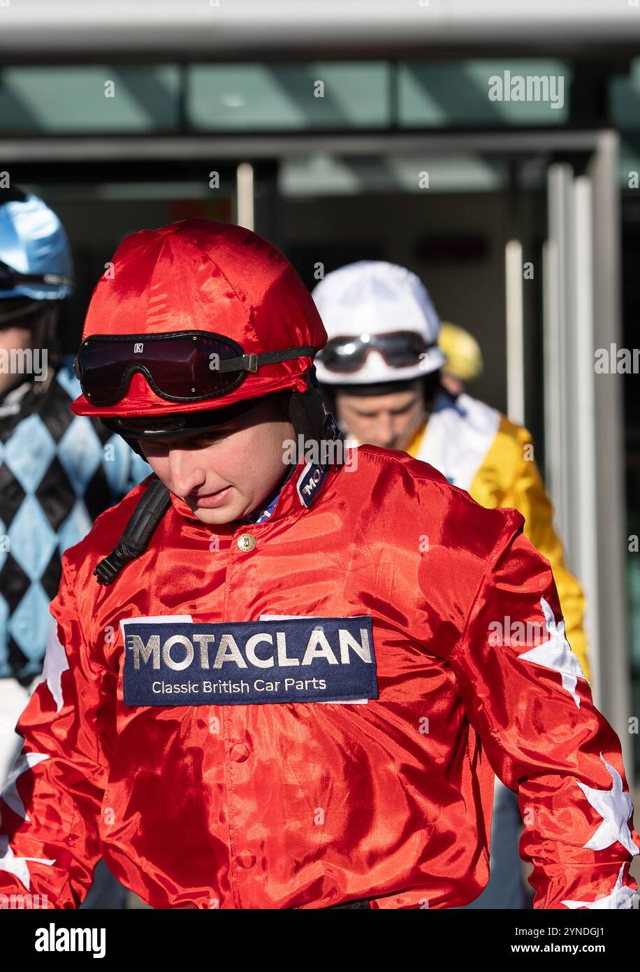 Ascot, Berkshire, Großbritannien. November 2024. Jockey Sean Bowen geht zum Troy Asset Management Introductory Hürdle Race in den Parade Ring auf der Ascot Racecourse. Kredit: Maureen McLean/Alamy Stockfoto