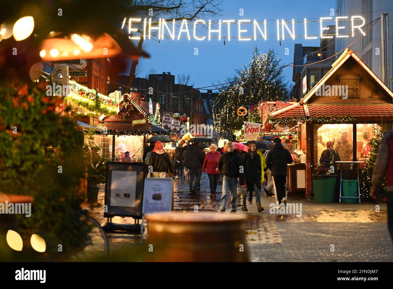 Größter Weihnachtsmarkt in Ostfriesland öffnet die Tore. Lichterglanz in der Fußgängerzone. Weihnachten in leer erstrahlt über den Besuchern des Weihnachtsmarktes in der Leda Stadt. Leer Niedersachsen Deutschland *** größter Weihnachtsmarkt Ostfrieslands öffnet seine Türen glitzerndes Licht in der Fußgängerzone Weihnachten in leer erstrahlt über Besucher des Weihnachtsmarktes in leer Niedersachsen Copyright: Xdiebildwerftx Stockfoto