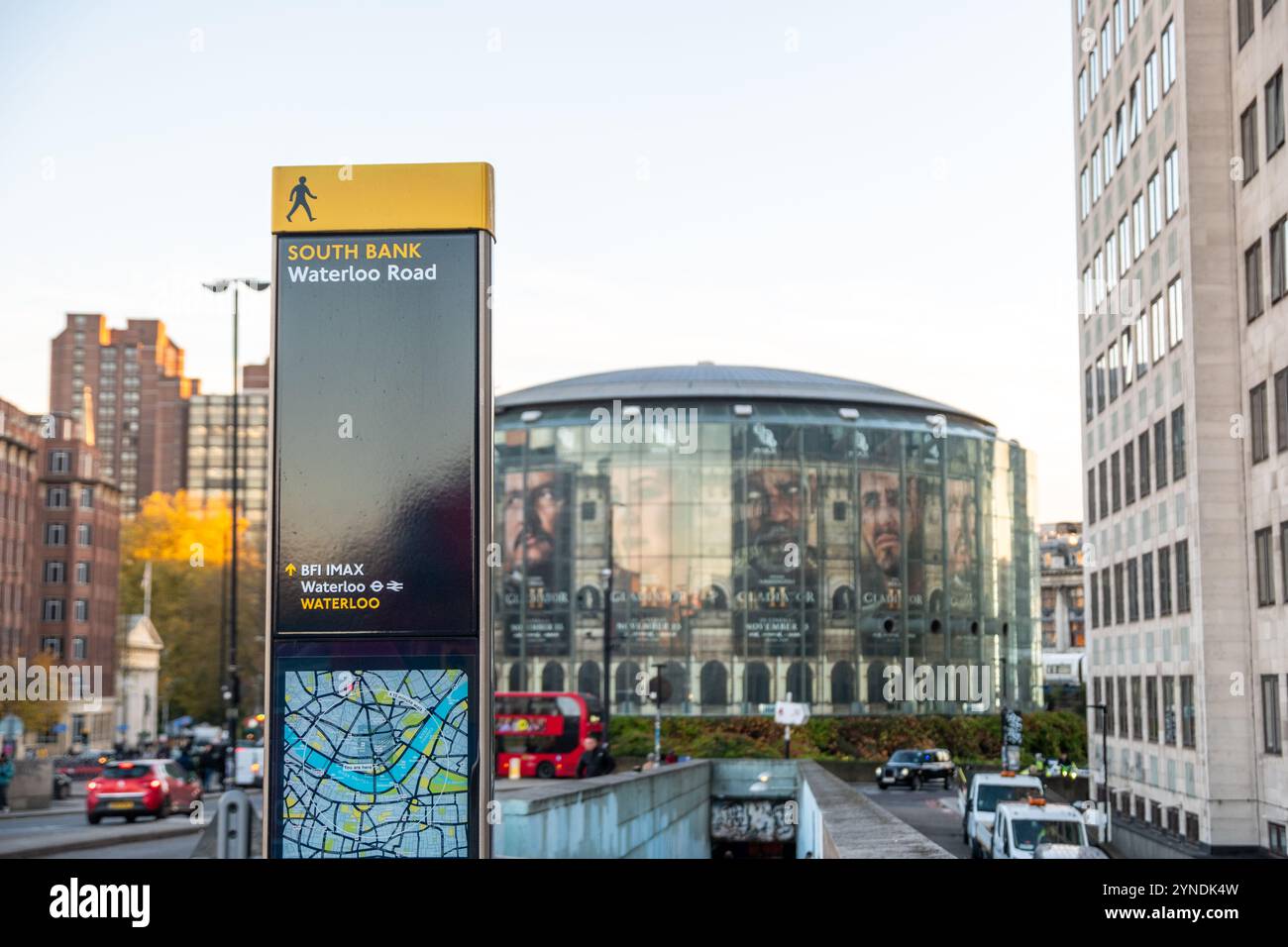 LONDON, 21. NOVEMBER 2024: BFI Imax in Waterloo, Werbung für Gladiator 2. Kinokette mit Riesenleinwand Stockfoto