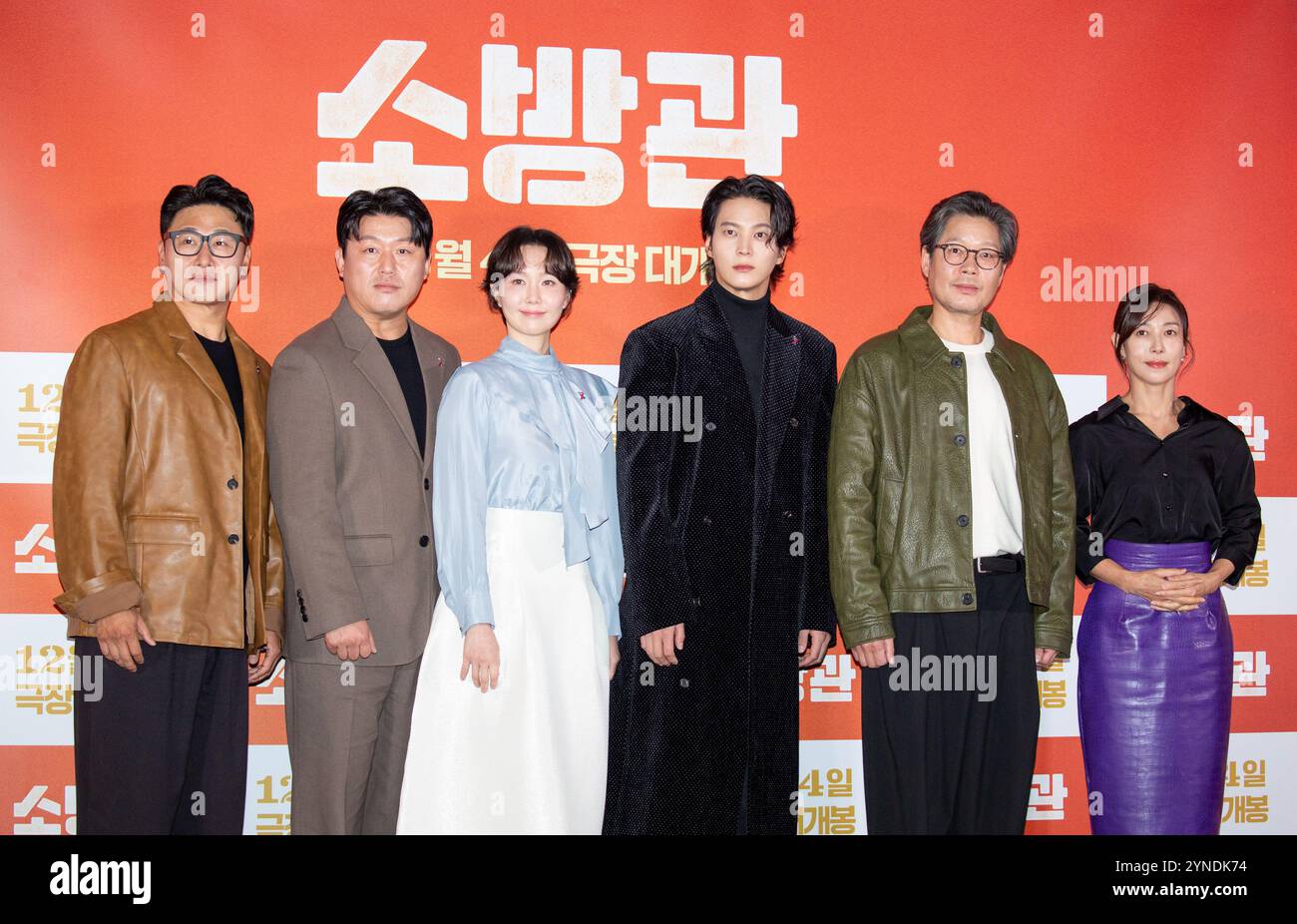 Oh Dae-Hwan, Kim Min-Jae, Lee Yoo-Young, Joo Won, Yoo Jae-Myung und Jang Young-Nam, 25. November 2024 : die Cast-Mitglieder (L-R) Oh Dae-Hwan, Kim Min-Jae, Lee Yoo-Young, Joo Won, Yoo Jae-Myung und Jang Young-Nam posieren nach einer Pressevorschau des Films 'die Feuerwehrmänner' in Seoul, Südkorea. Der Film wird am 4. Dezember in Korea in Kinos veröffentlicht. Quelle: Lee Jae-won/AFLO/Alamy Live News Stockfoto