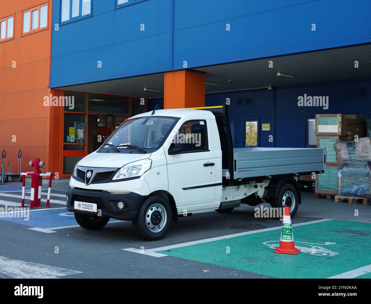 Bukarest, Rumänien – 14. August 2024: Piaggio Porter Pickup-Truck auf dem Parkplatz des Baustoffmarktes ausgestellt Stockfoto