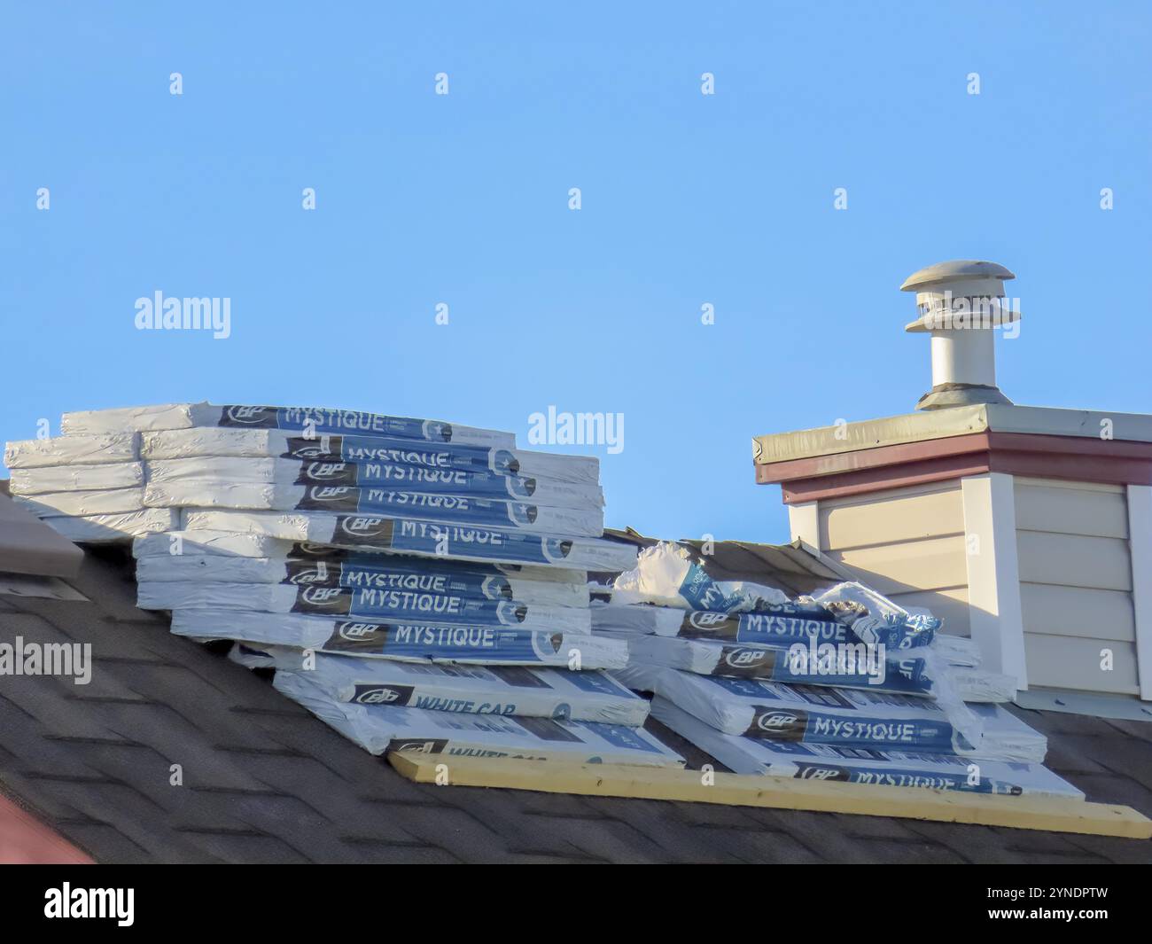 Calgary, Alberta, Kanada. März 2024. Mehrere Bündel von Tone Black BP Canada Mystique Fiberglas Dachschindeln auf einem Haus neben Stockfoto
