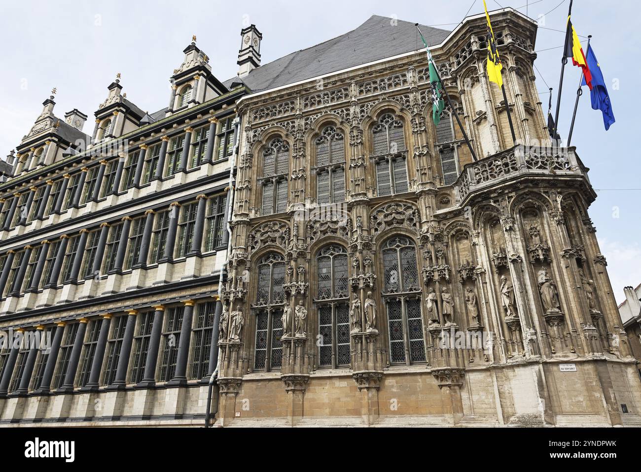 Historisches Rathaus Stadhuis, rechts und Mitte extravaganter gotischer Flügel, linker Renaissance-Flügel, Botermarkt, Gent, Flandern, Belgien, Europa Stockfoto