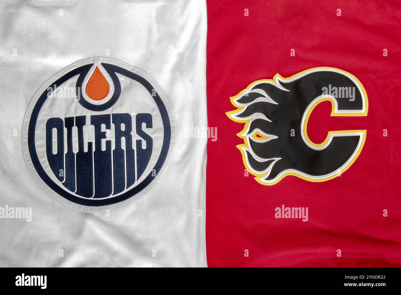Calgary, Alberta, Kanada. August 2020. Eine Nahaufnahme eines NHL Edmonton Oilers vs Calgary Flames Hockeytrikots Stockfoto