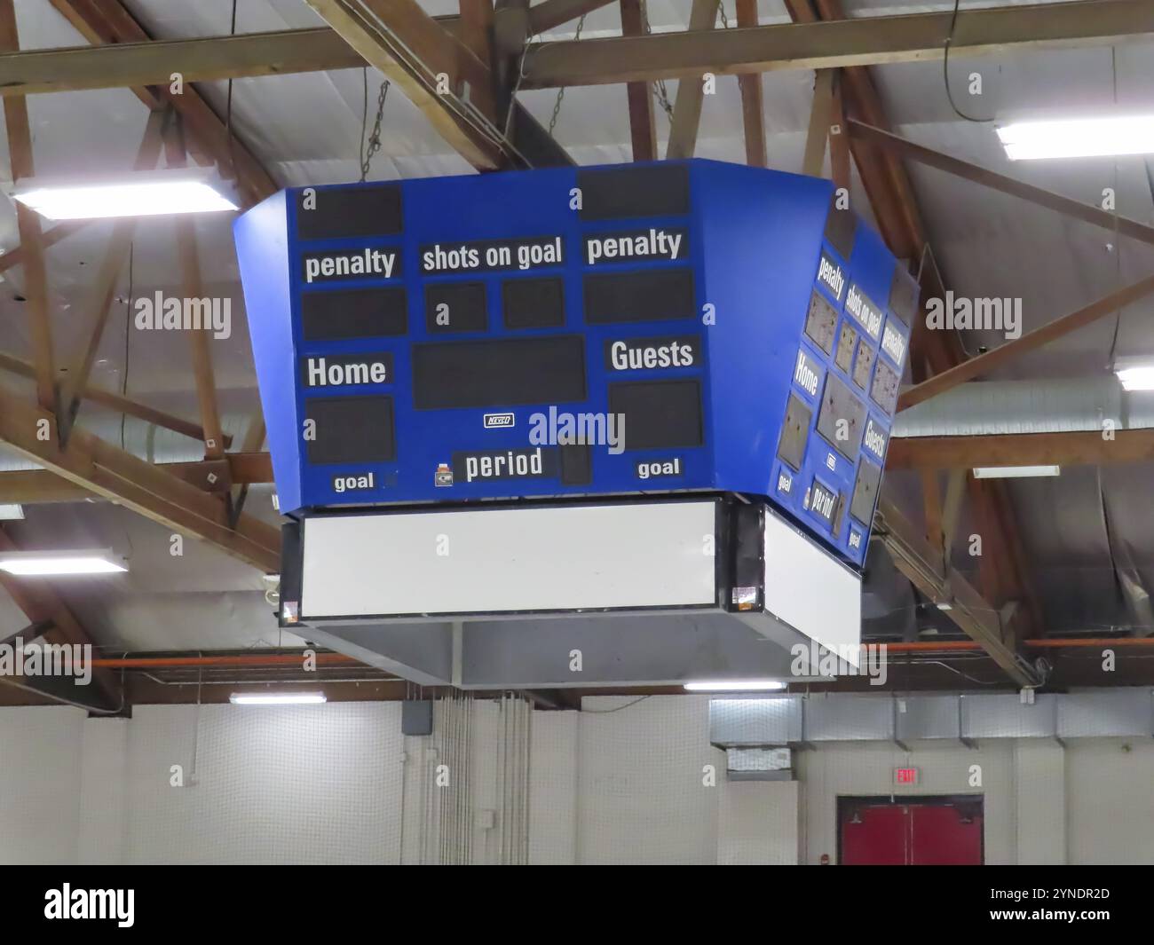 Calgary, Alberta, Kanada. Oktober 2023. Ein Hockey Center Hung Scoreboard. Große Punktlösung, die Torschüsse mit optionaler Option beinhaltet Stockfoto