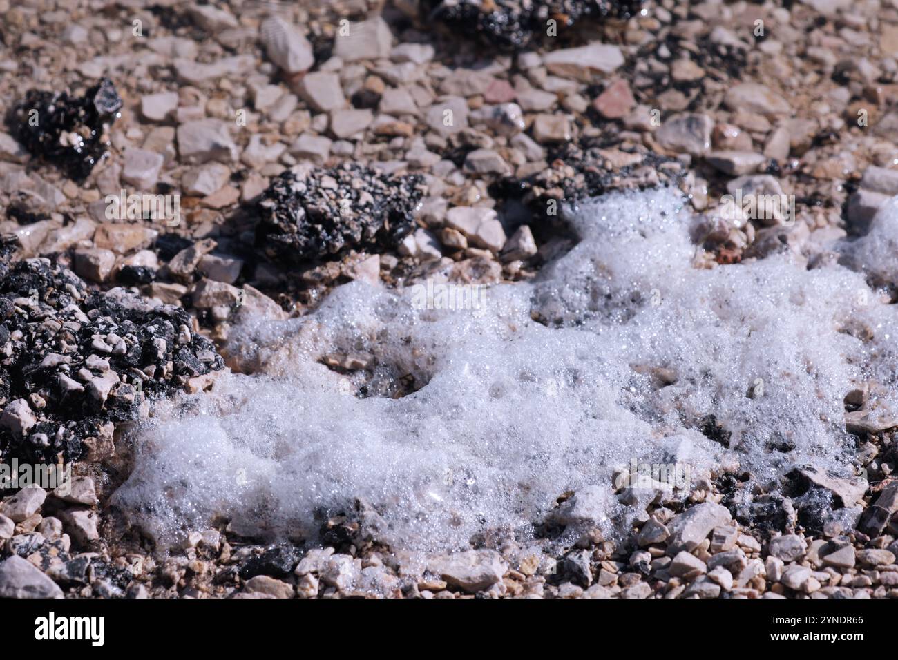 Strand am Meer mit Schaumspray von den Wellen Stockfoto