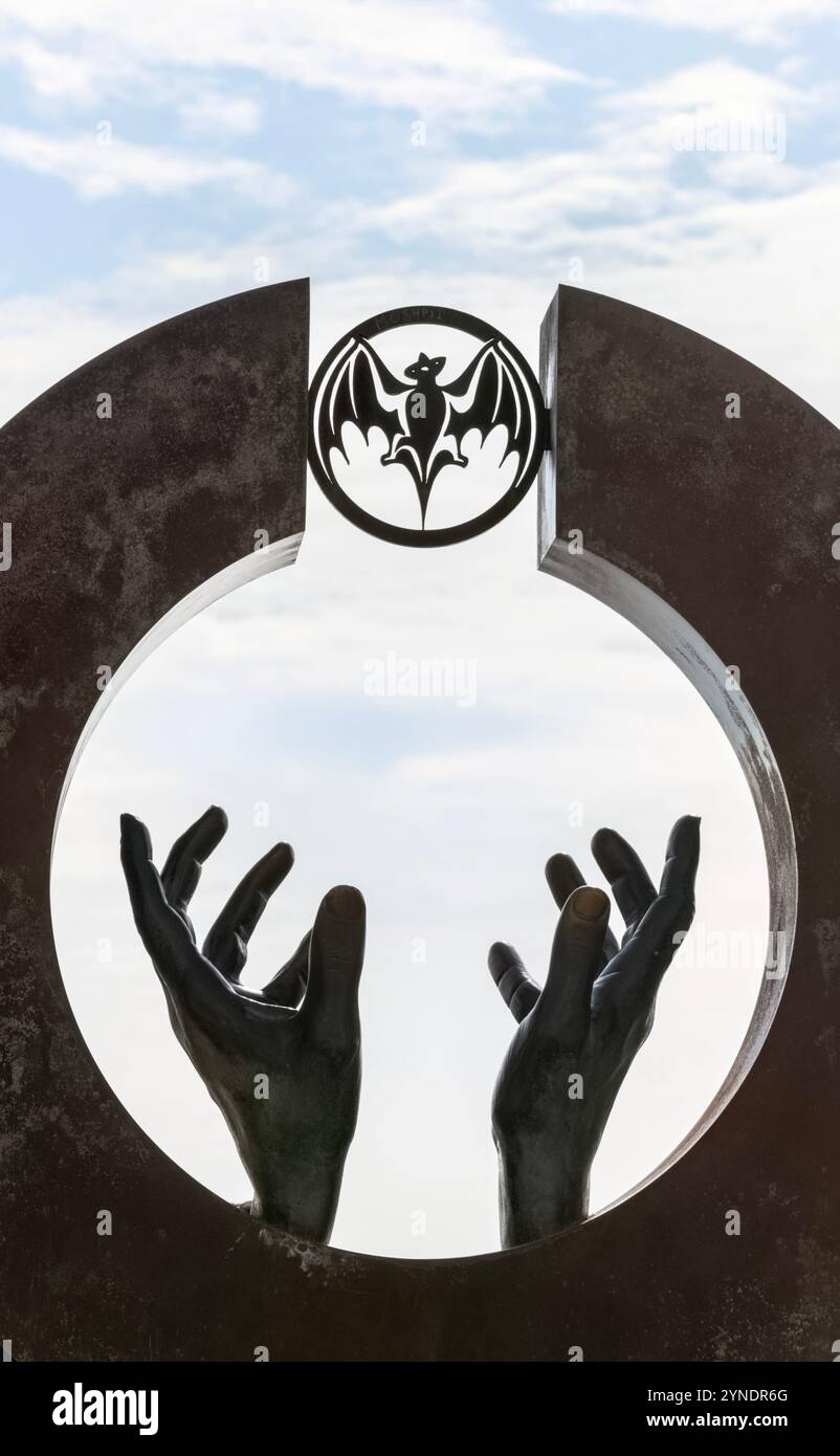 Monumento eine Bacardi-Handskulptur von Lorenzo Quinn mit Blick in die Zukunft, Sitges, Spanien - Nahaufnahme zweier Hände Stockfoto