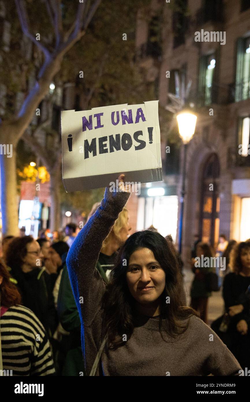 Barcelona, Spanien. November 2024. Feministische Demonstration anlässlich des Internationalen Tages zur Beseitigung der Gewalt gegen Frauen, bei dem politische Parteien (außer VOX und PP) und die breite Öffentlichkeit entlang des zentralen Passeig de Gr&#xe0;cia unter dem Motto marschierten: "Lasst Angst die Seiten ändern, nicht eine mehr. Manifestación feminista en conmemoración del D&#xed;a Internacional de la Lucha contra la Violencia hacia las Mujeres, donde partidos pol&#xed;ticos (sin VOX ni PP) y ciudadan&#xed;a en General se manifestaron por la céntrica calle del Passeig de Gr&#xe0;cia bajo el lema: &Quo Stockfoto