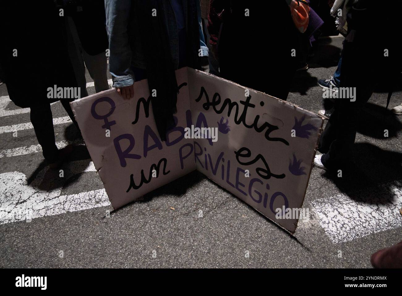 Barcelona, Spanien. November 2024. Feministische Demonstration anlässlich des Internationalen Tages zur Beseitigung der Gewalt gegen Frauen, bei dem politische Parteien (außer VOX und PP) und die breite Öffentlichkeit entlang des zentralen Passeig de Gr&#xe0;cia unter dem Motto marschierten: "Lasst Angst die Seiten ändern, nicht eine mehr. Manifestación feminista en conmemoración del D&#xed;a Internacional de la Lucha contra la Violencia hacia las Mujeres, donde partidos pol&#xed;ticos (sin VOX ni PP) y ciudadan&#xed;a en General se manifestaron por la céntrica calle del Passeig de Gr&#xe0;cia bajo el lema: &Quo Stockfoto