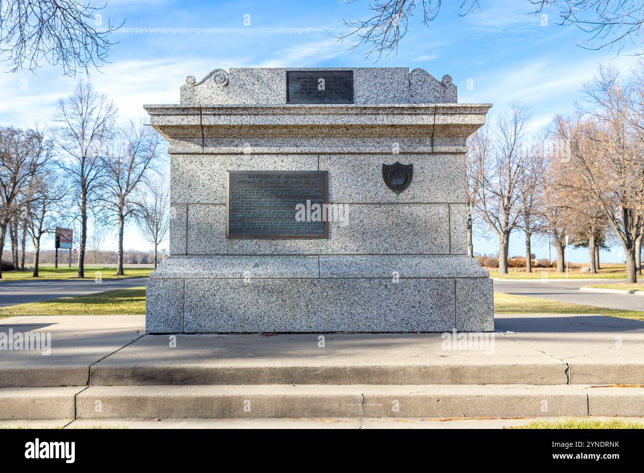 CROOKSTON, MN, USA, 18. NOVEMBER 2024: Northwest School of Agriculture Monument an der University of Minnesota Crookston. Stockfoto