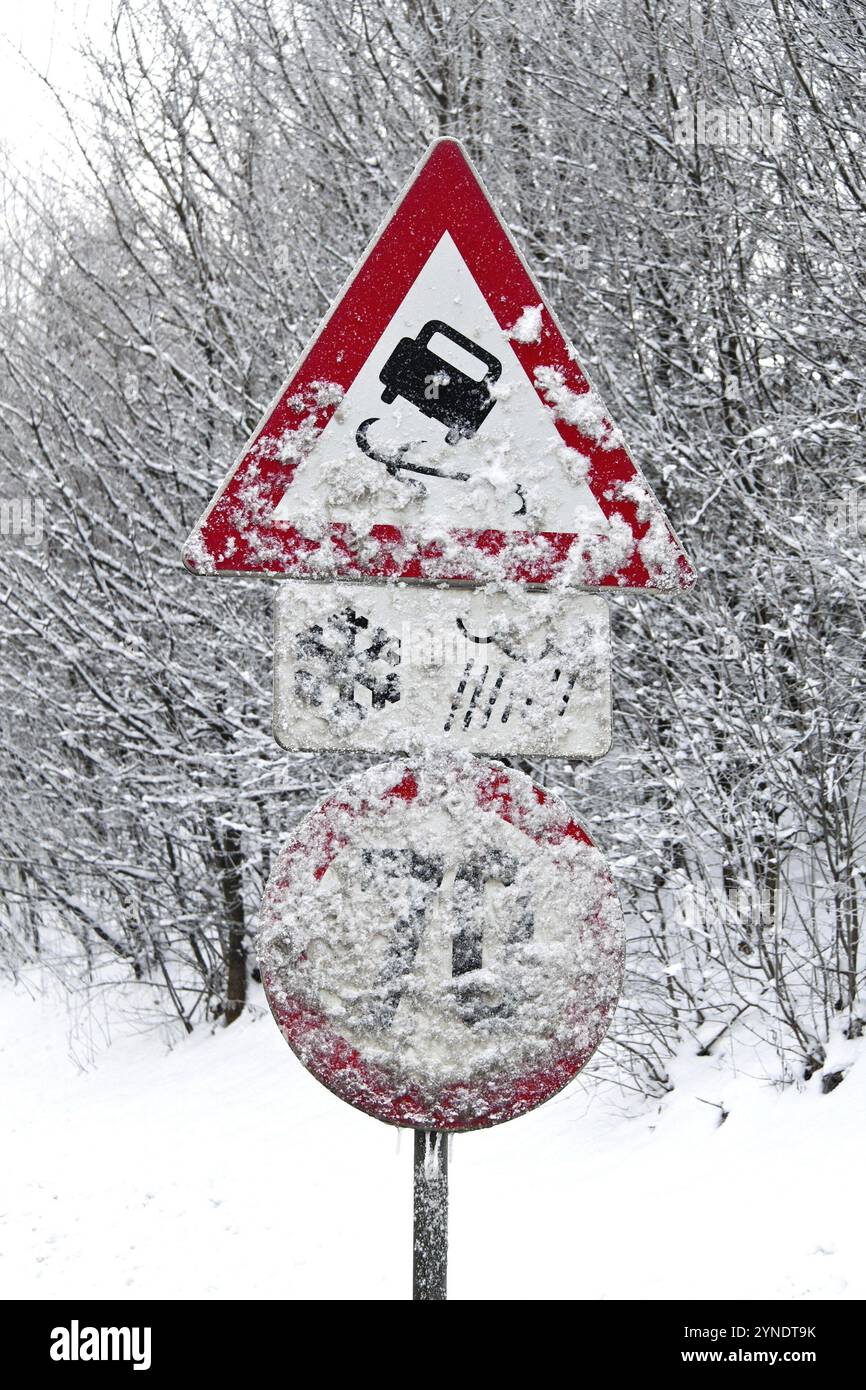 Ein fehlgeleitetes Verkehrszeichen, Schleudergefahr im Winter, Vorsicht, Schnee und rutschige Straßen, Warnschild Bayern, Bundesrepublik Deutschland Stockfoto